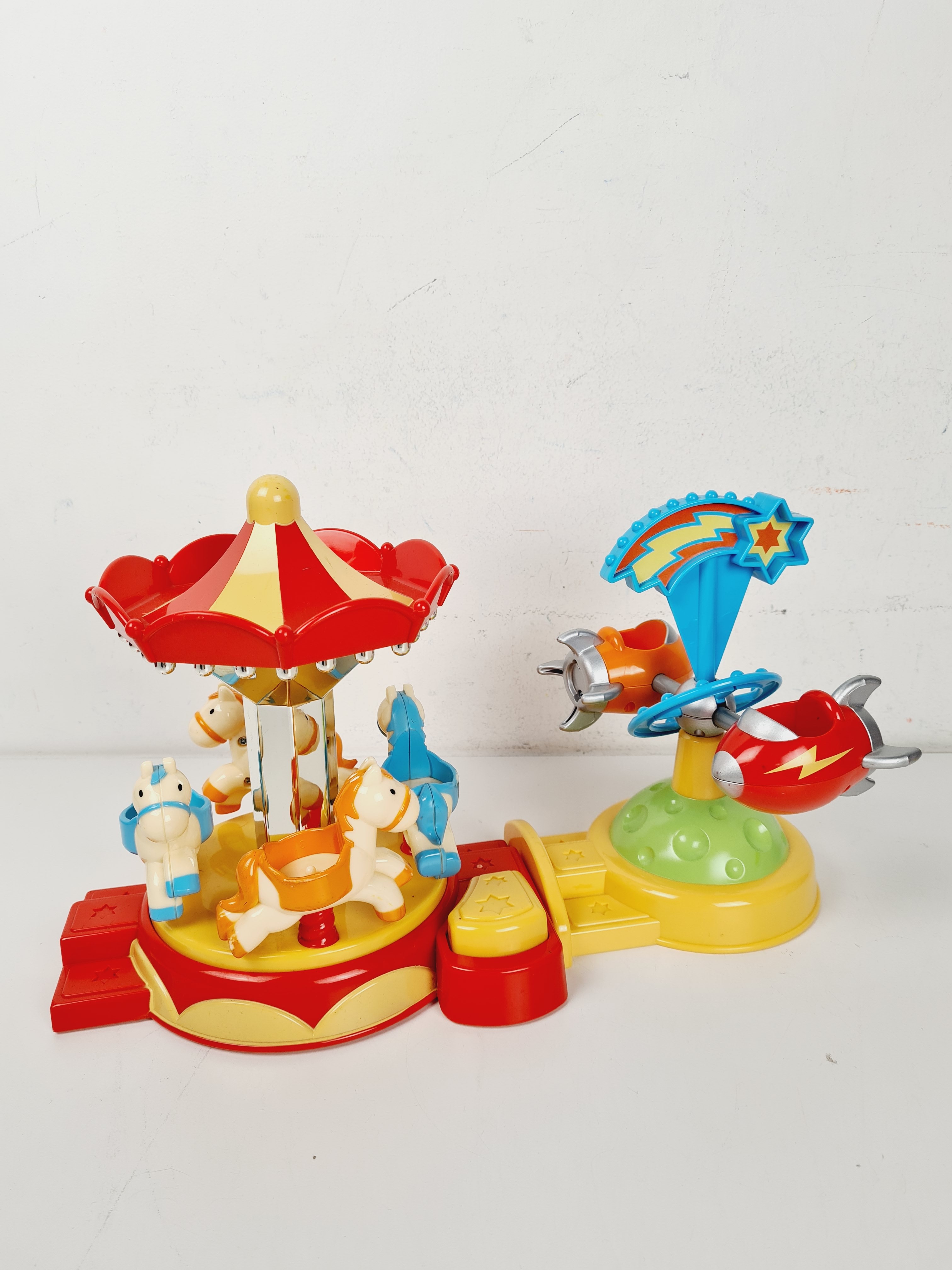 Voir photo 2 de Jouet 1er âge - La fête foraine Happyland avec figurines - Little people - Dès 2 ans Jouet 1er âge - La fête foraine Happyland avec figurines - Little people - Dès 2 ans Bon état - Vue 2 -