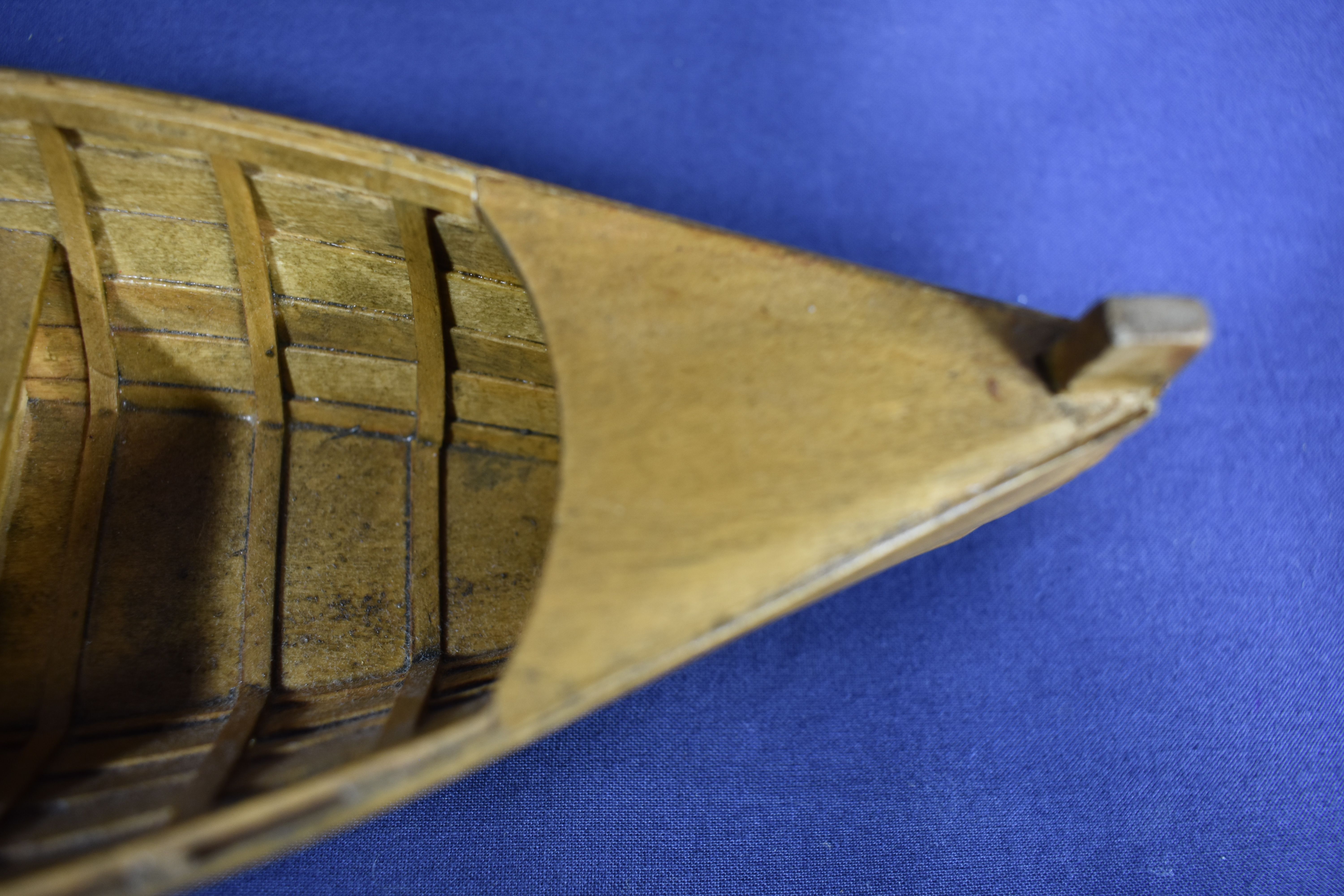 Voir photo 7 de Très belle maquette ancienne, en bois d'un canoë, avec ses 2 rames et sa bouée de sauvetage, longueur 29.5 cm. Très belle maquette ancienne, en bois d'un canoë, avec ses 2 rames et sa bouée de sauvetage, longueur 29.5 cm. Bon état - Vue 7 -