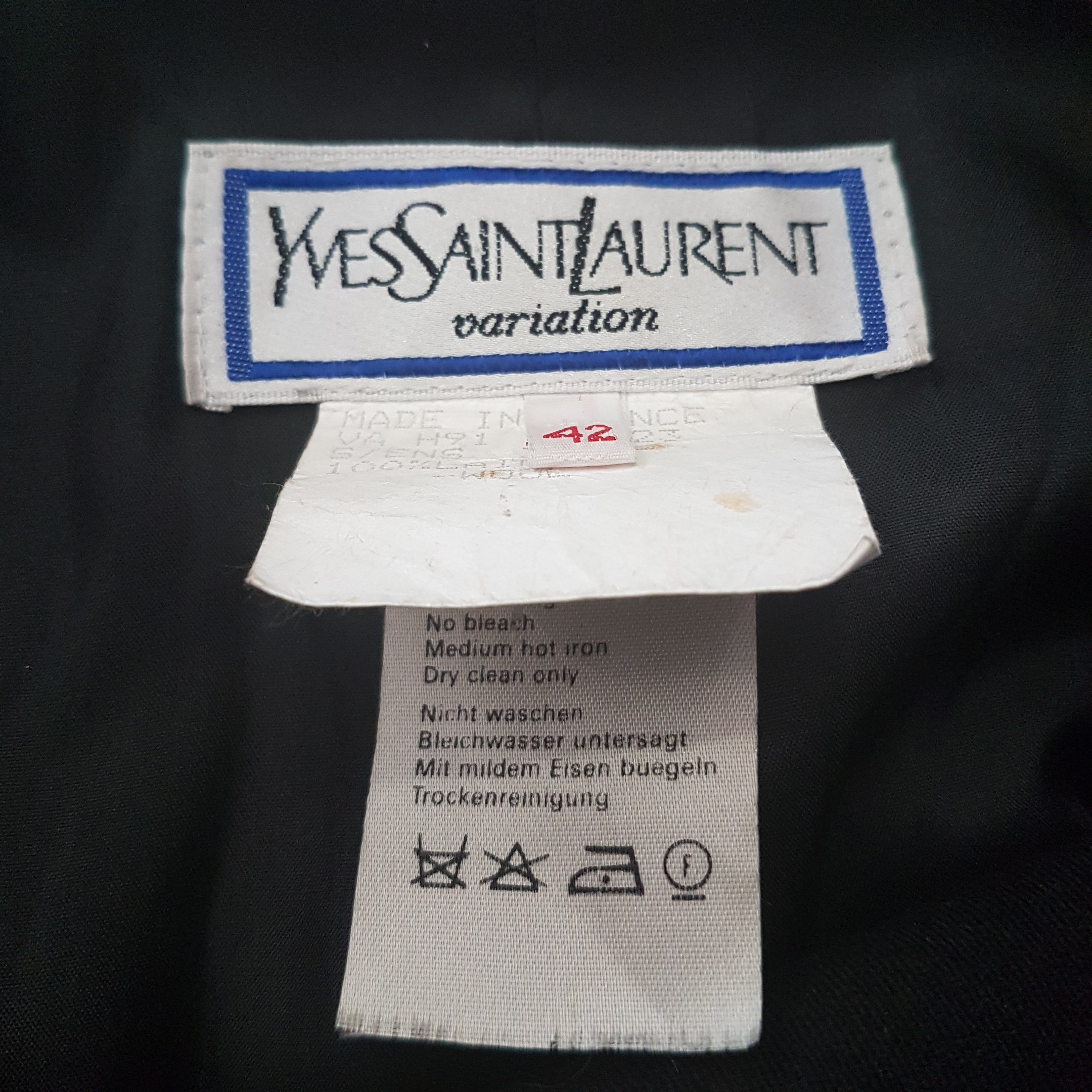 Voir photo 6 de Veste en Laine - Yves Saint Laurent - 42 Veste en Laine - Yves Saint Laurent - 42 Très bon état - Vue 6 -