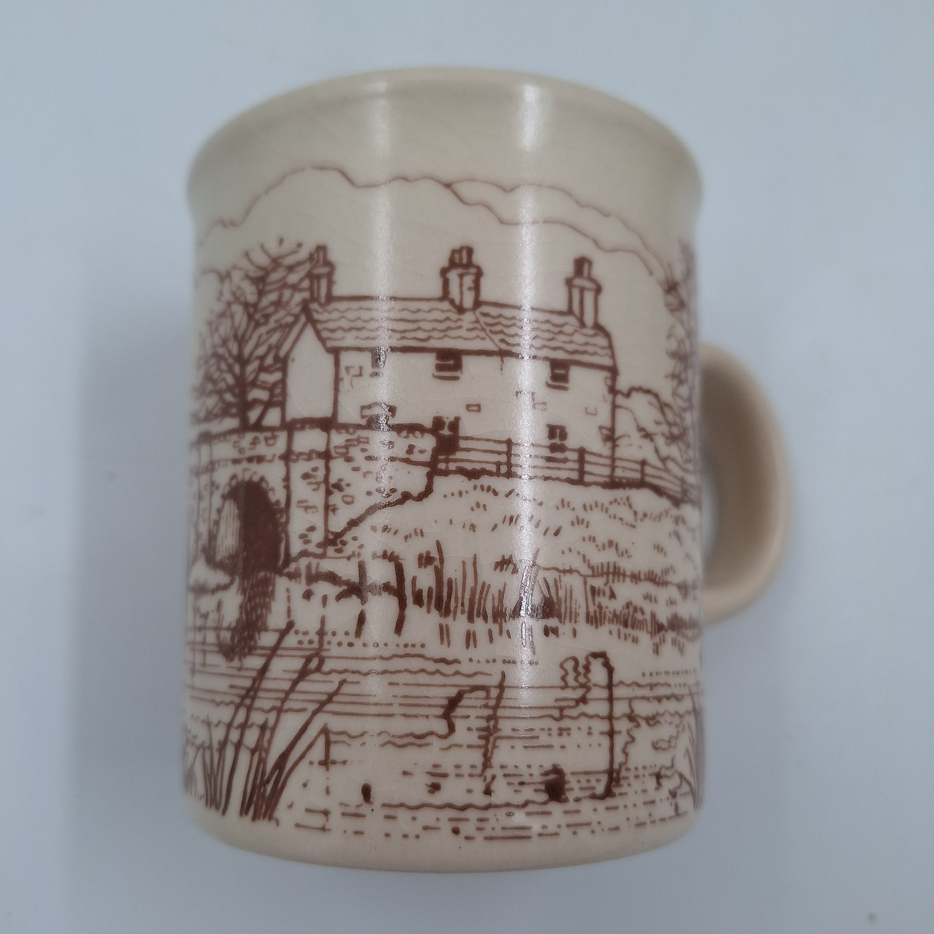 Voir photo 2 de Lot de 6 tasses / mugs. Céramique. Crème avec décor de village. Estampillées sous les pièces « MADE IN ENGLAND ». Lot de 6 tasses / mugs. Céramique. Crème avec décor de village. Estampillées sous les pièces « MADE IN ENGLAND ». Très bon état - Vue 2 -