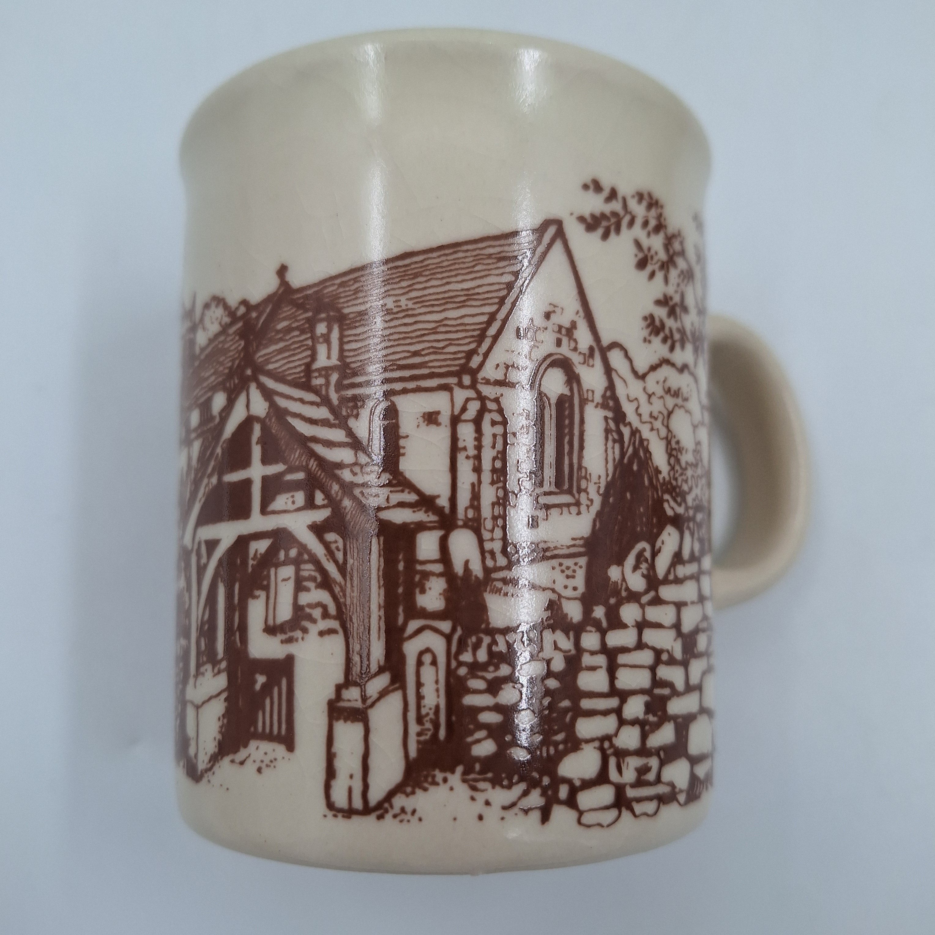 Voir photo 3 de Lot de 6 tasses / mugs. Céramique. Crème avec décor de village. Estampillées sous les pièces « MADE IN ENGLAND ». Lot de 6 tasses / mugs. Céramique. Crème avec décor de village. Estampillées sous les pièces « MADE IN ENGLAND ». Très bon état - Vue 3 -
