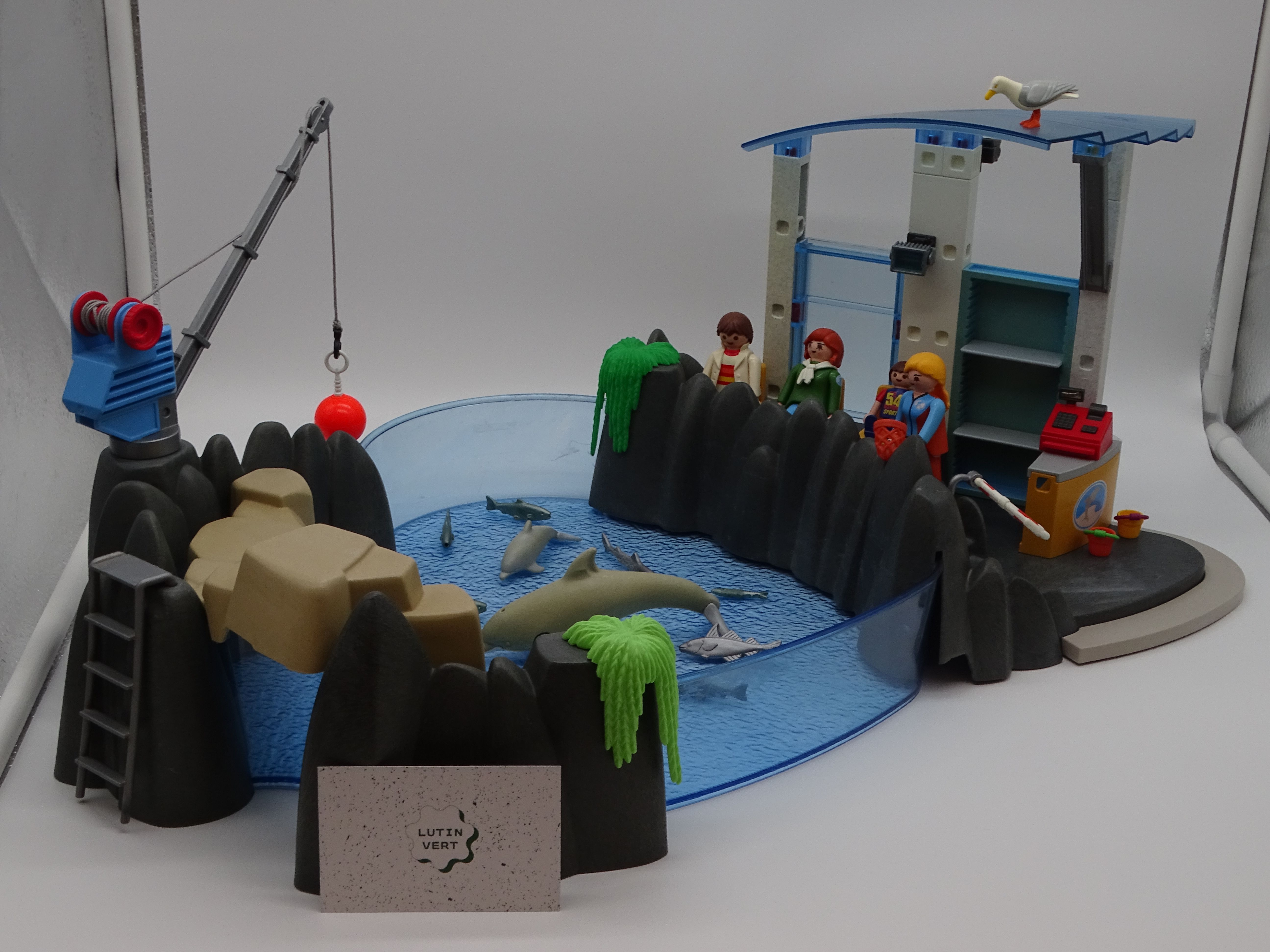 Voir photo 2 de Playmobil 4468 « Le Delphinarium » d'occasion PLAYMOBIL - Dès 4 ans | Ref 13034 Playmobil 4468 « Le Delphinarium » d'occasion PLAYMOBIL - Dès 4 ans | Ref 13034 Très bon état - Vue 2 -