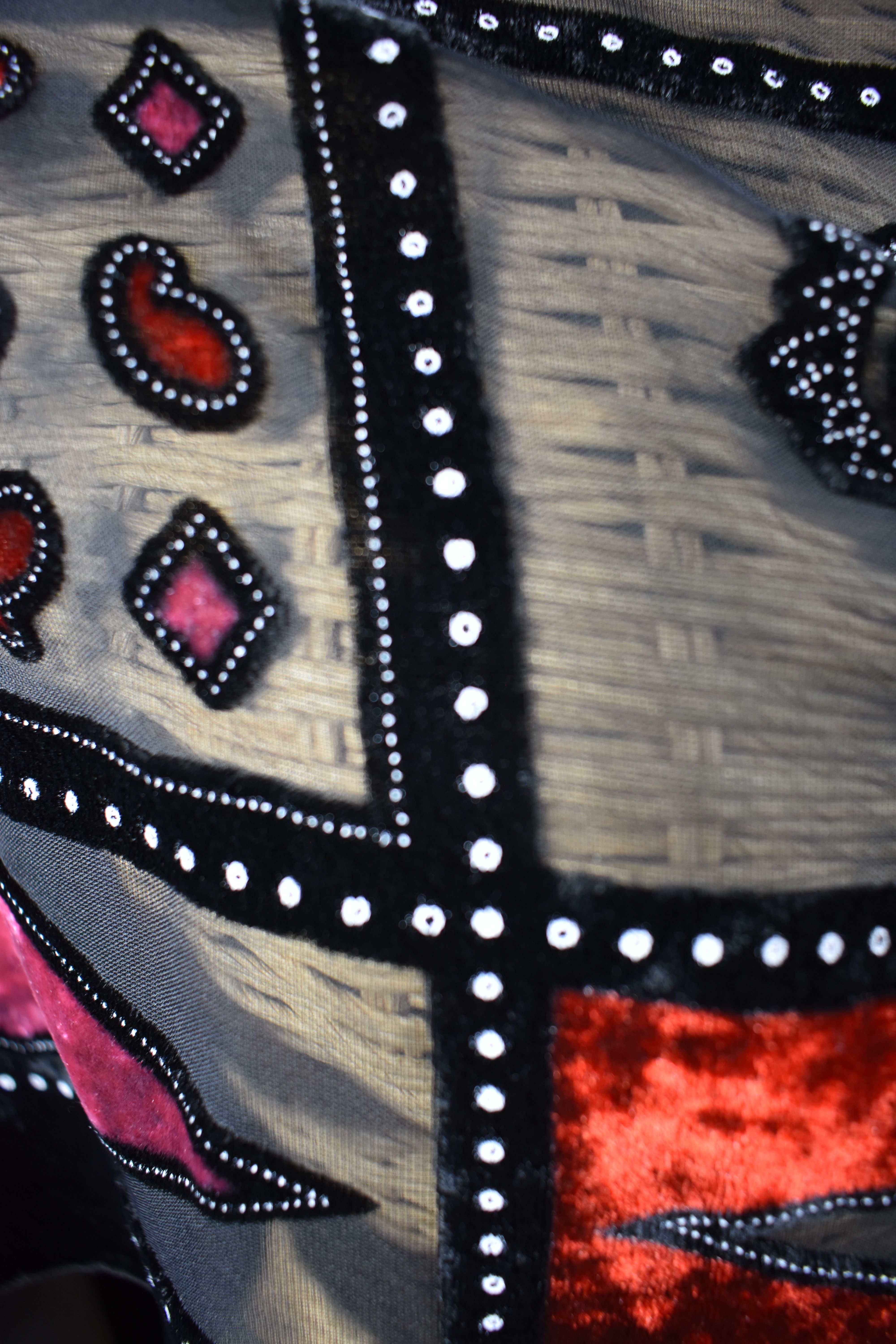 Grande Etole " vintage " en velours " dévoré " soie rouge et noir à motifs géométriques et franges ( 165 X 54 cm ). Bon état - Vue 7 - 