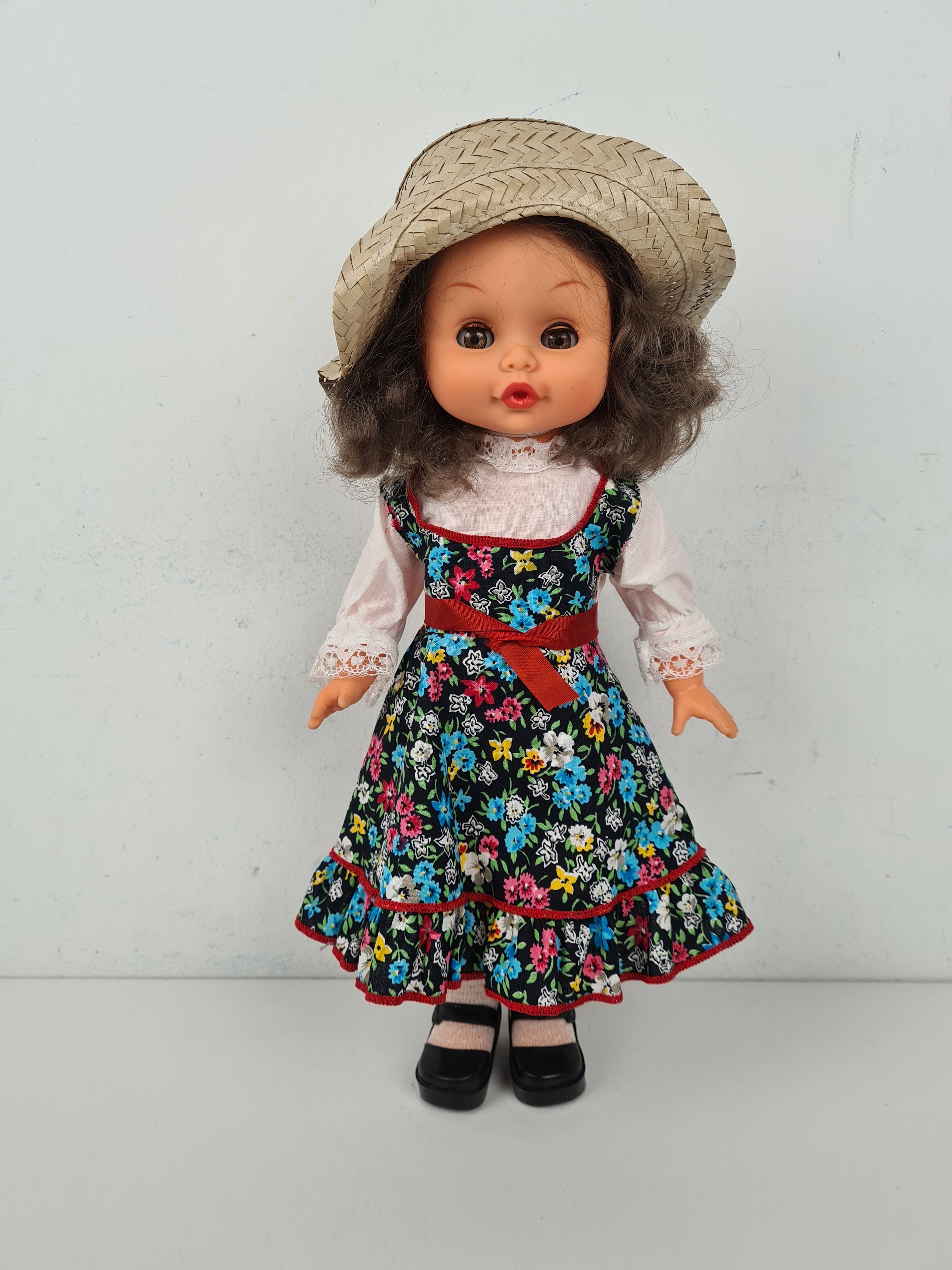 Voir photo 2 de Poupée Vintage - MINIFON Italy Patent + 2 disc robe fleuré chapeau en pille - 44 cm Poupée Vintage - MINIFON Italy Patent + 2 disc robe fleuré chapeau en pille - 44 cm Bon état - Vue 2 -