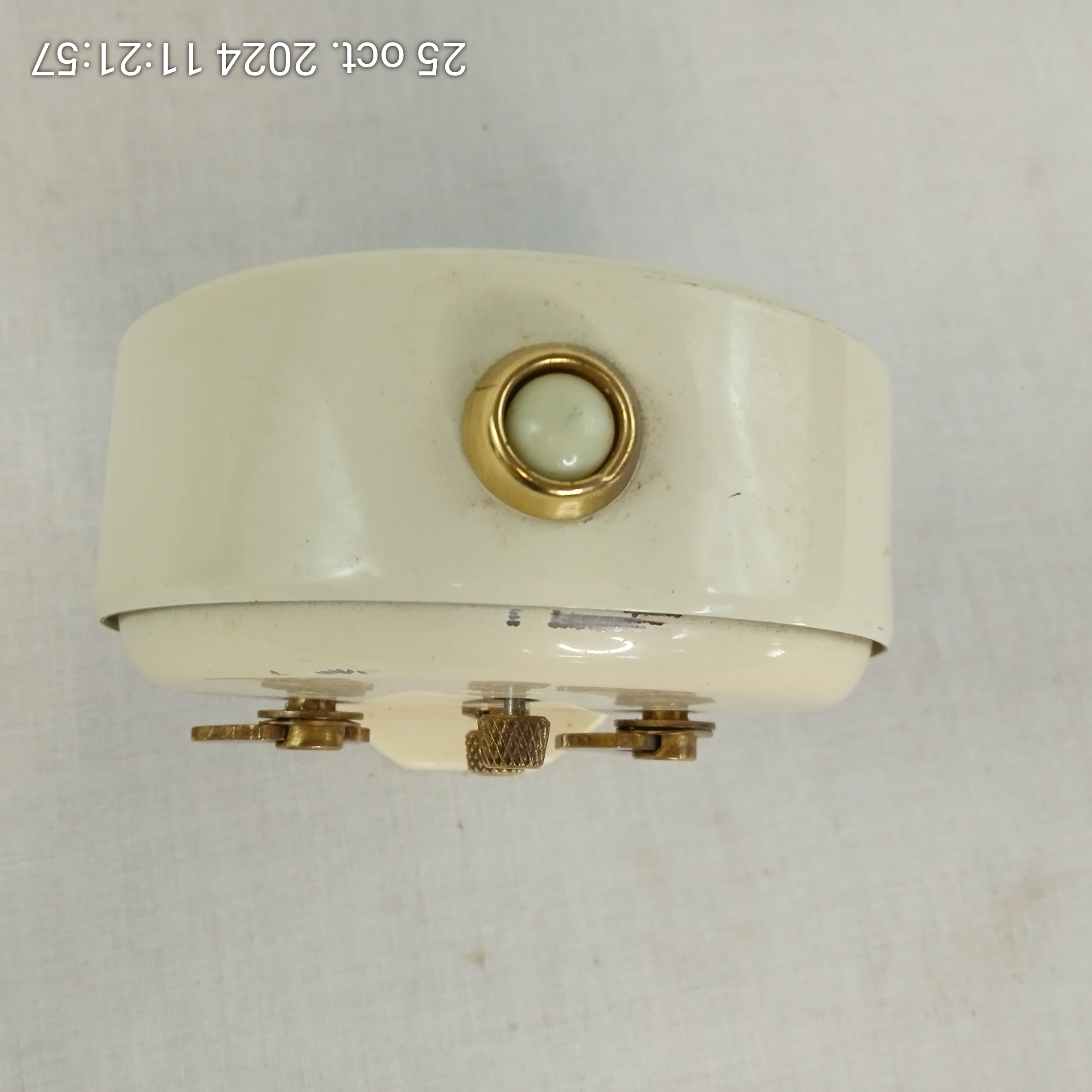 Réveil mécanique beige JAZ années 60 en métal et bakélite - Bon état - Photo 4