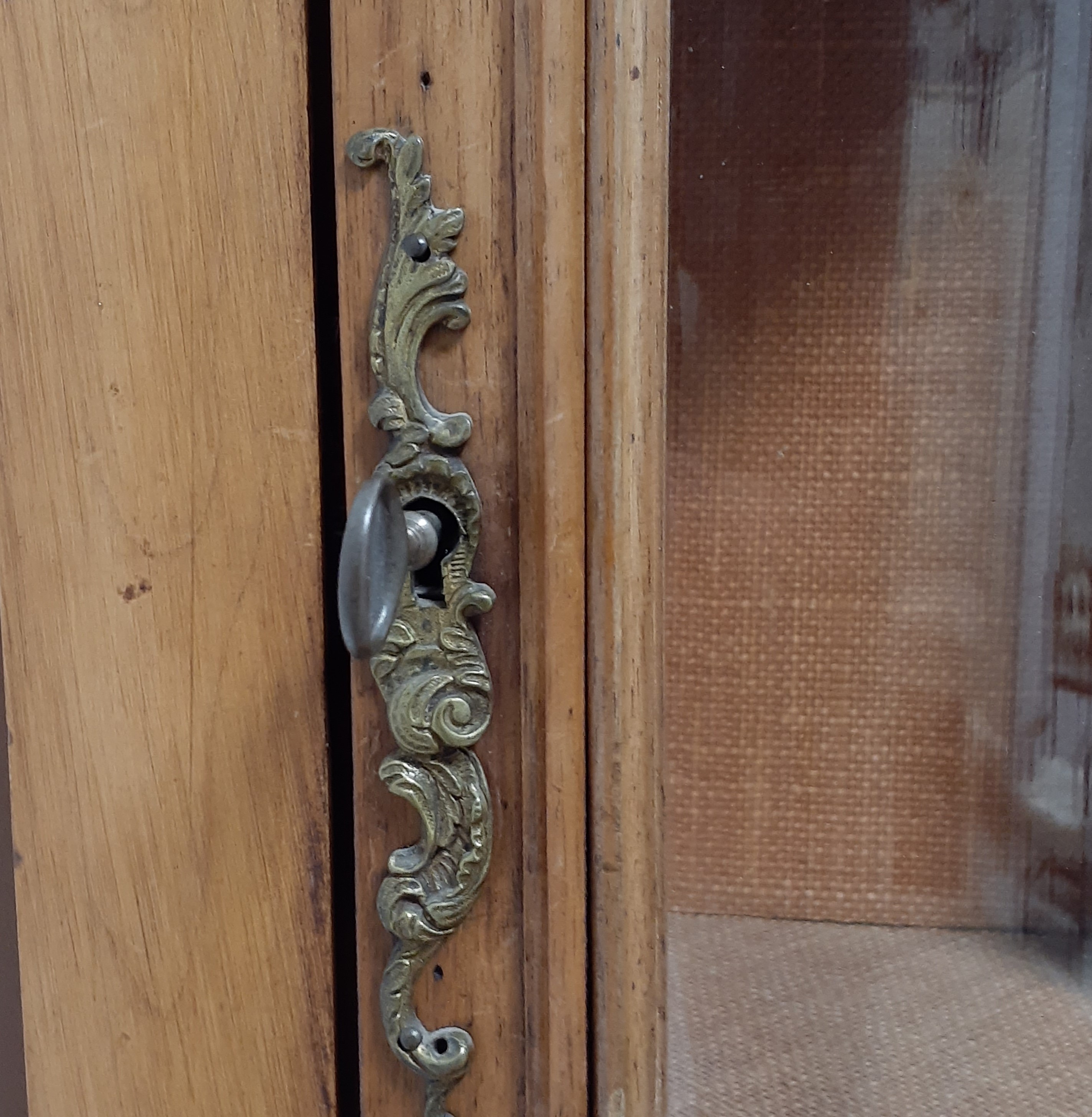 Vitrine d'angle en bois et verre biseauté avec clé - Photo 7
