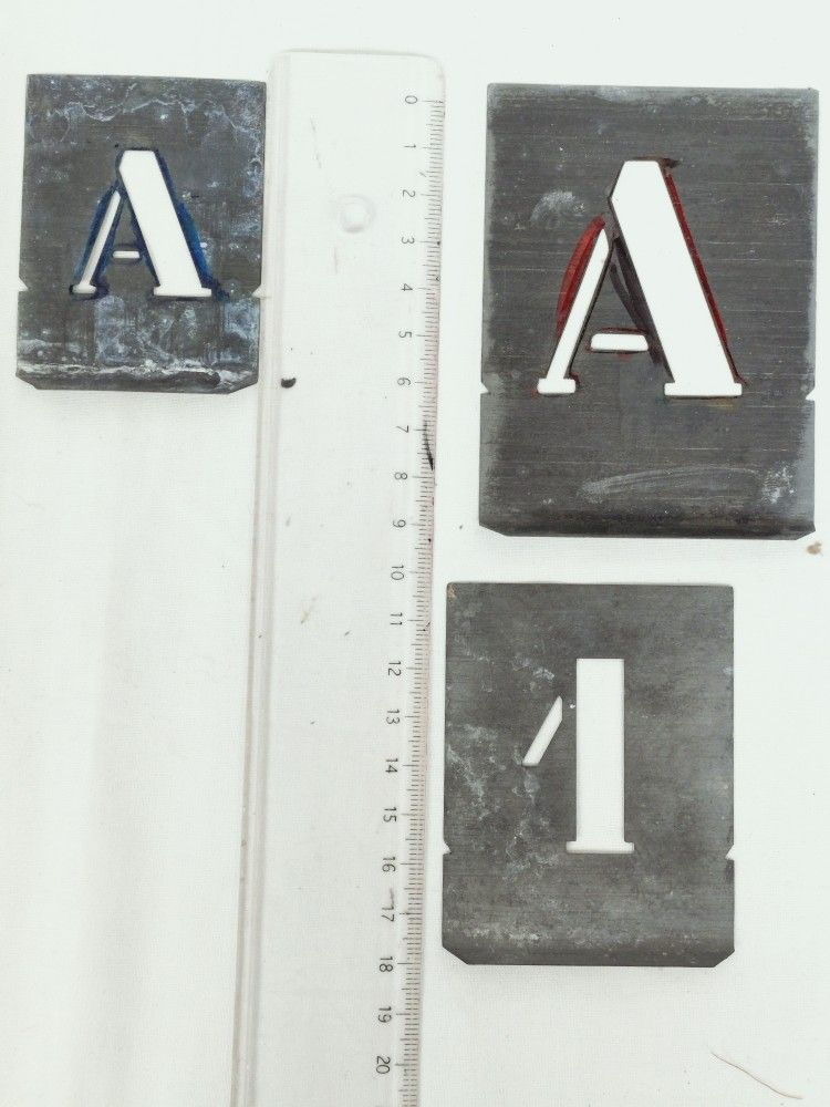 Pochoirs ancien alphabet en deux taillestaille et chiffres en zinc, complet. Bon état - Vue 3 - 