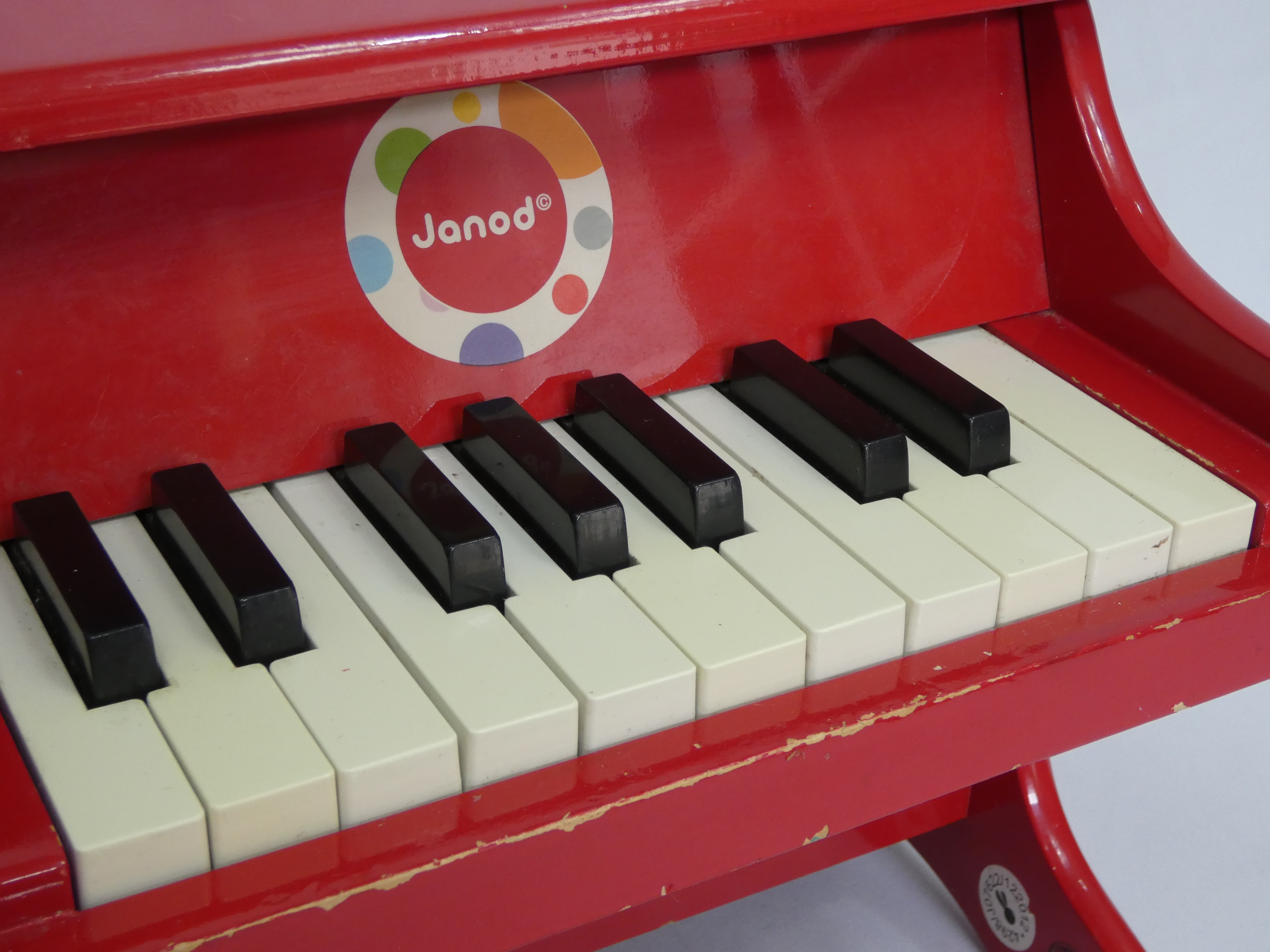 Voir photo 2 de Piano en bois rouge de 18 touches pour enfant de marque JANOD Piano en bois rouge de 18 touches pour enfant de marque JANOD Bon état - Vue 2 -