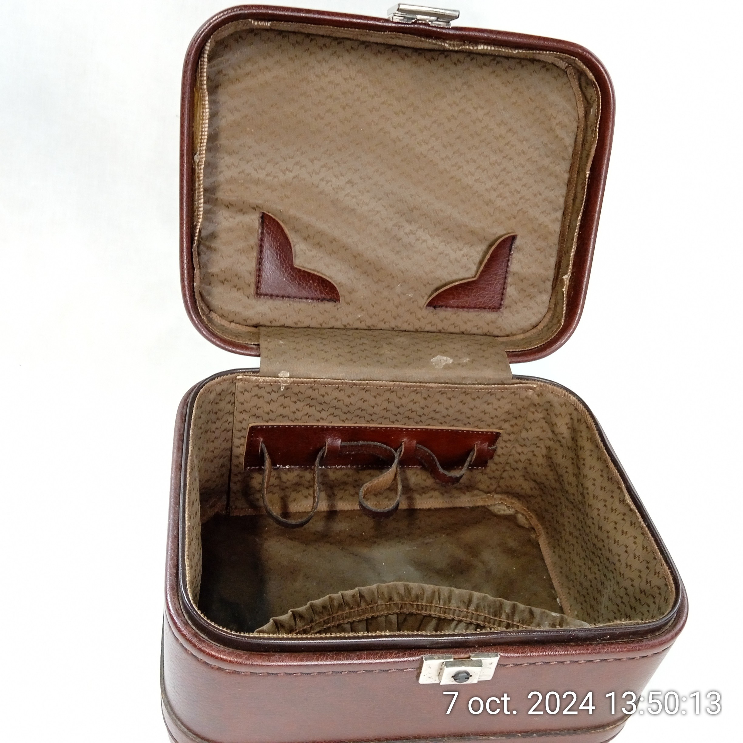 Vanity case rigide en cuir marron années 60 Bon état - Vue 2 - 