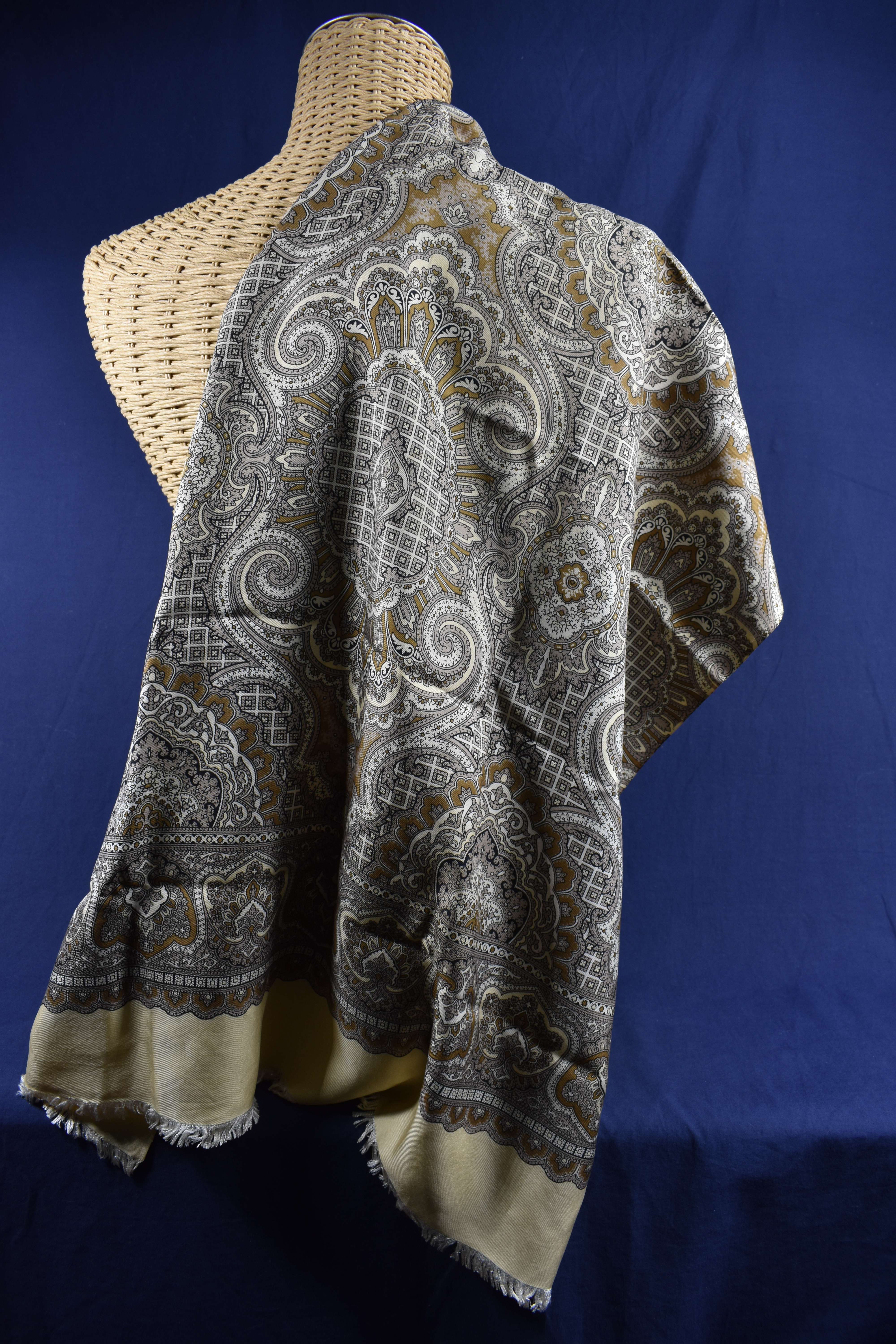 Echarpe en soie tons de beige et marron, longueur 125 et largeur 70 cm.  - Vue 4 - 