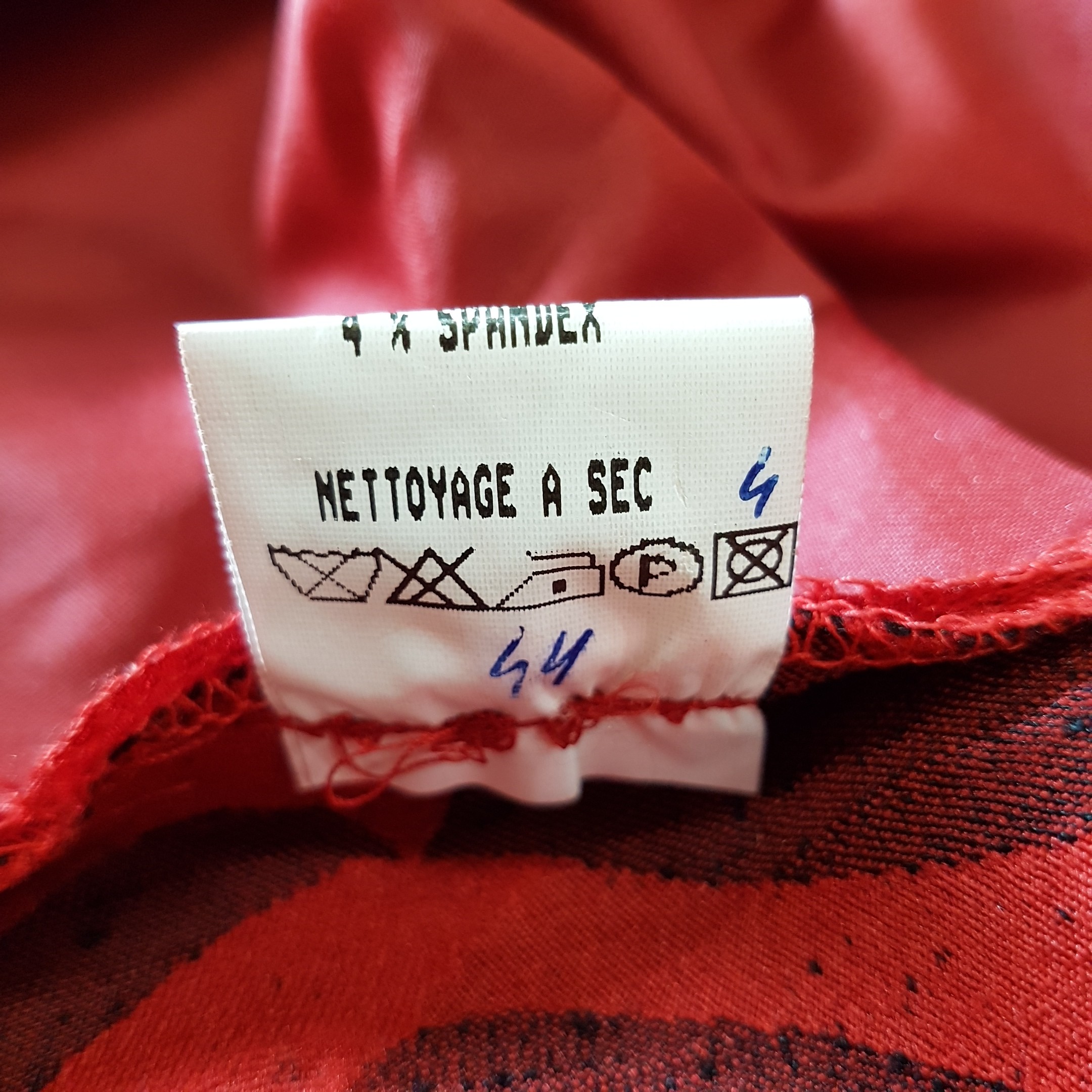Veste de fêtes rouge imprimée noire - CHRISTIAN MICHEL - taille 44 - Photo 3
