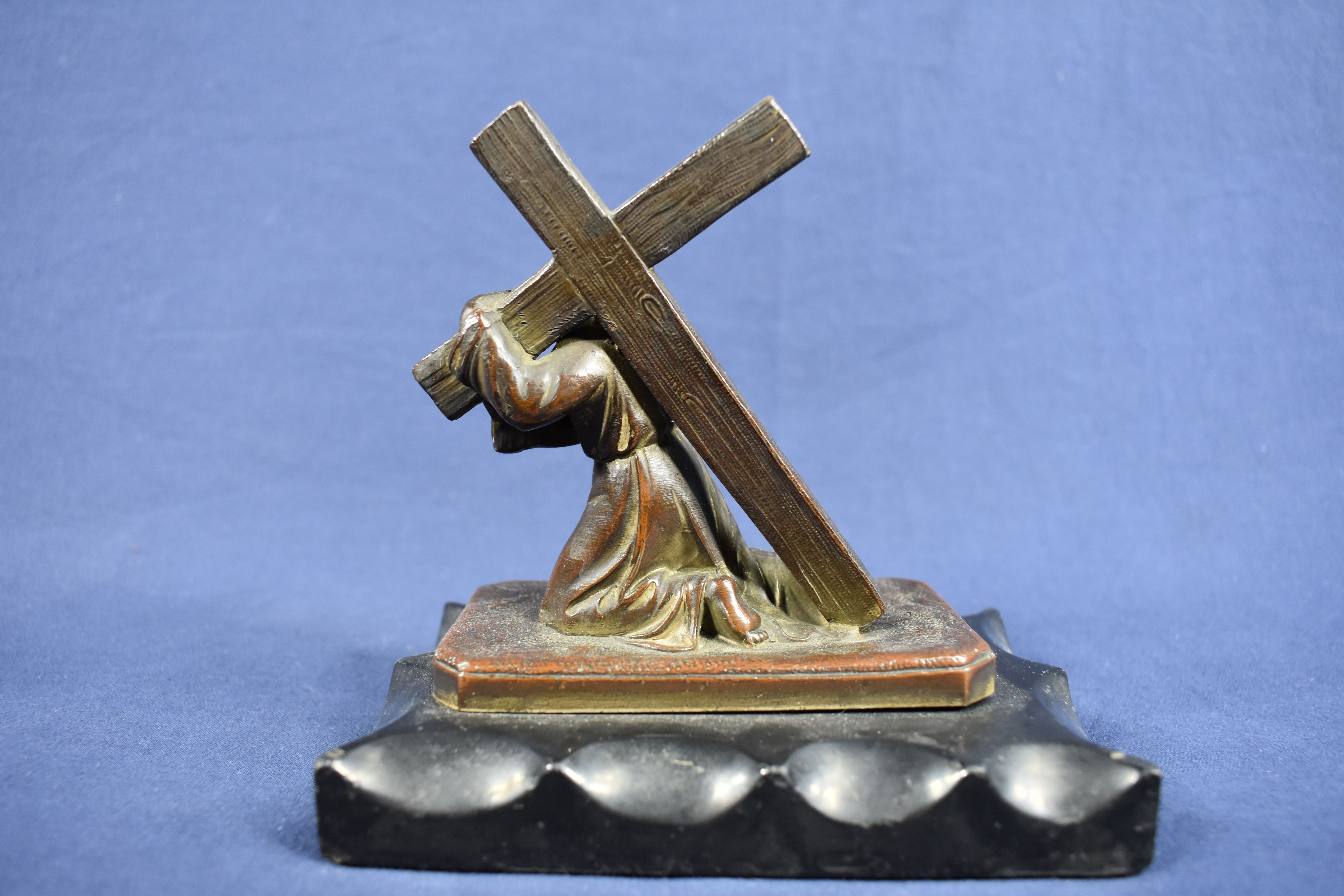 Statuette du Christ portant sa croix ( bronze sur marbre ), longueur 12.5, largeur 8.5 et hauteur 10 cm. - Photo 3