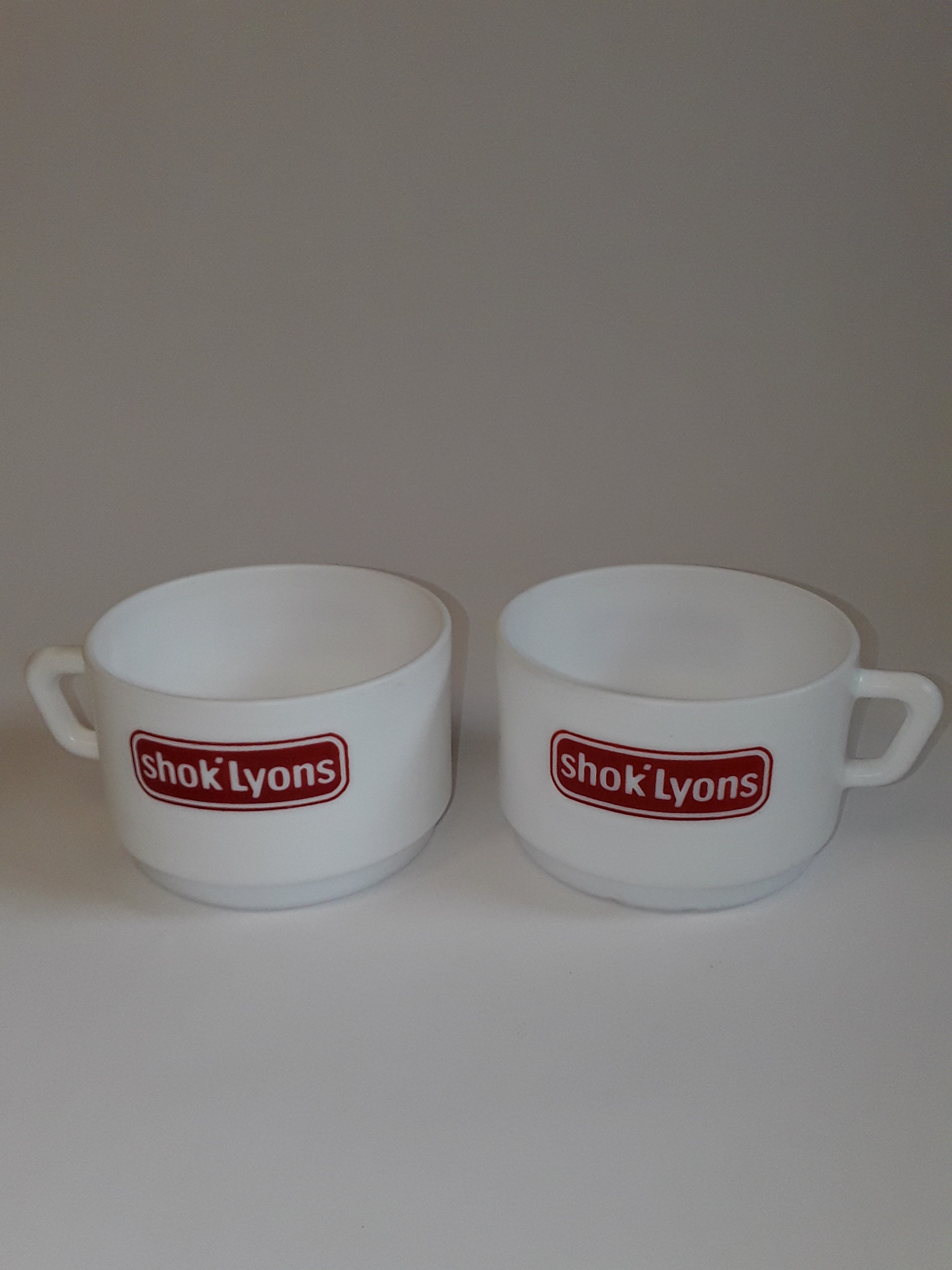 Tasses SHOK'LYONS - Très bon état sur Label Emmaüs