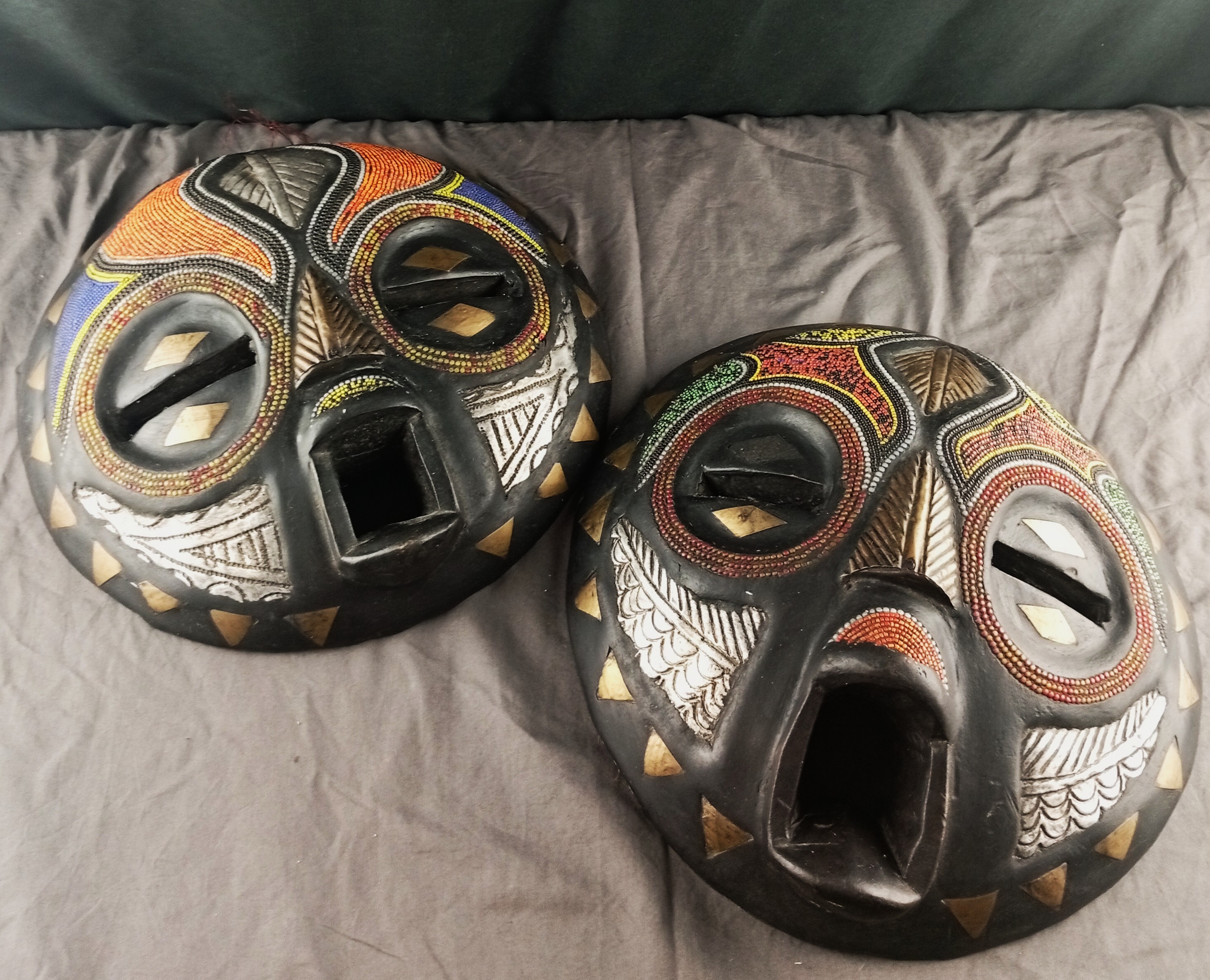 Paire de masques tribaux Africains décoratifs avec perles incrustées- Diamètre 30cm - Photo 1