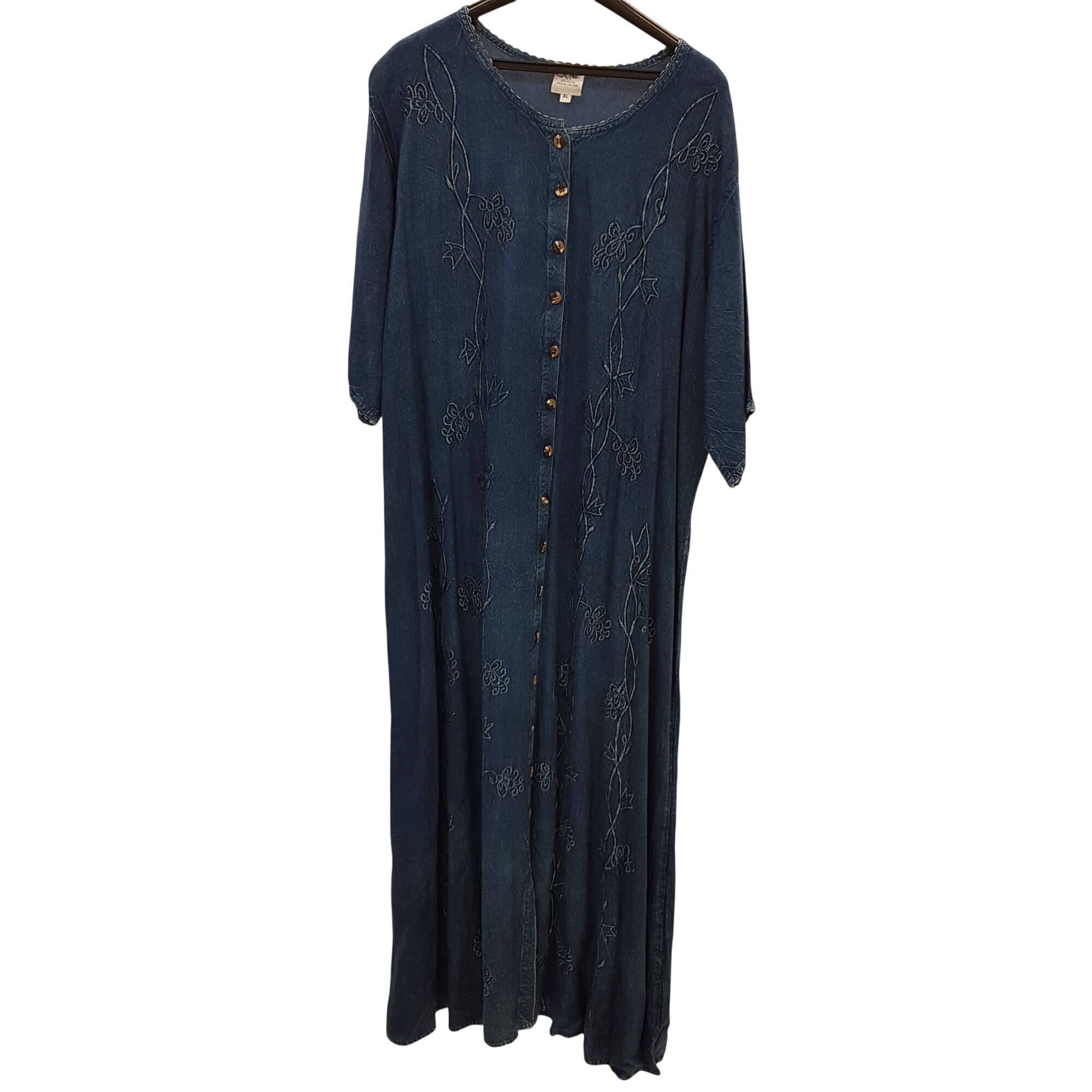 Acheter Robe longue bleue en denim avec broderies -- COLINE- Taille XL Très bon état - 13,00 € Robe longue bleue en denim avec broderies -- COLINE- Taille XL Très bon état - reconditionné disponible sur Label Emmaüs