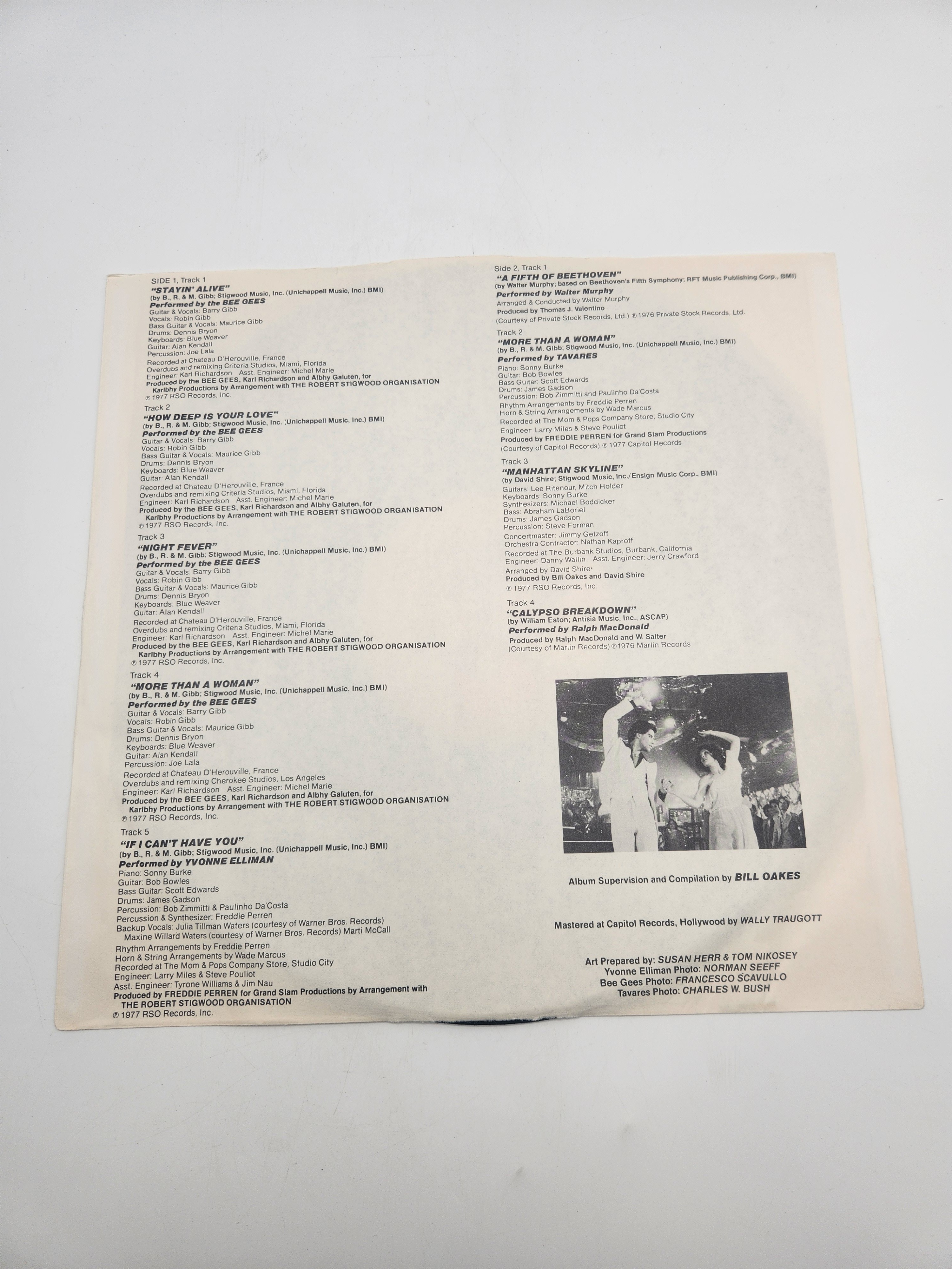 Voir photo 5 de Vinyle 33 tours — de la bande originale du film culte Saturday Night Fever Année 1977 Vinyle 33 tours — de la bande originale du film culte Saturday Night Fever Année 1977 Très bon état - Vue 5 -