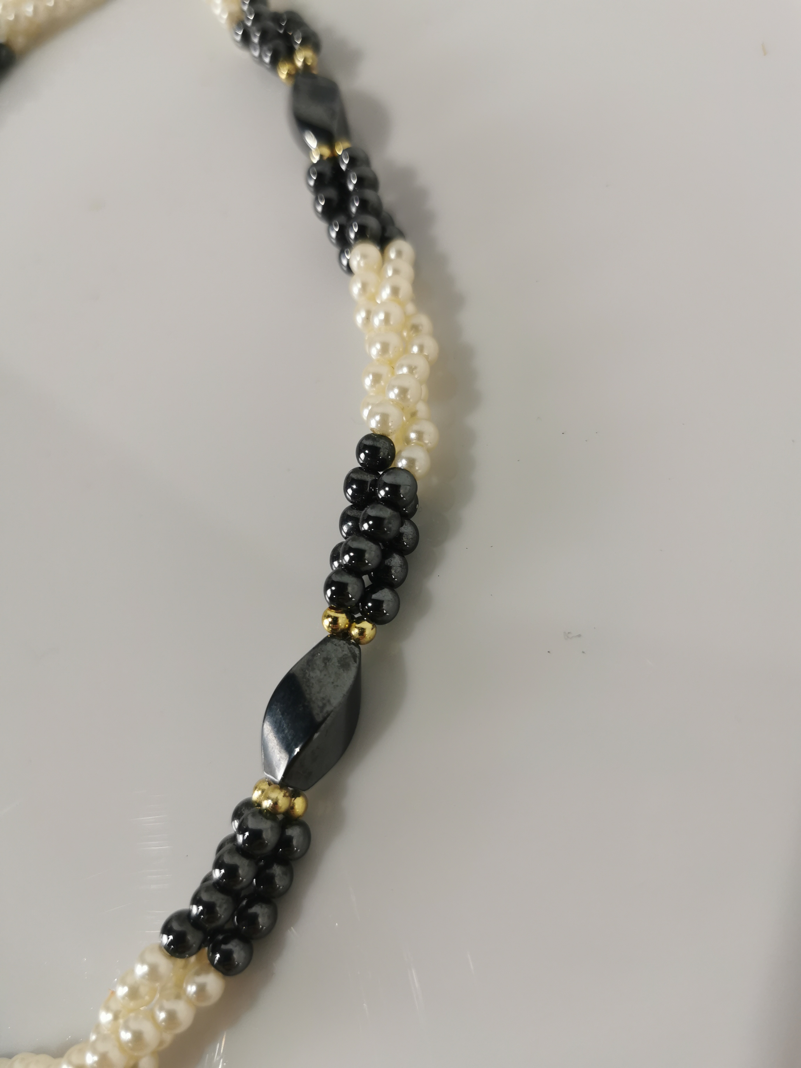 Collier torsadé fausses perles blanches et hématite  Bon état - Vue 4 - 