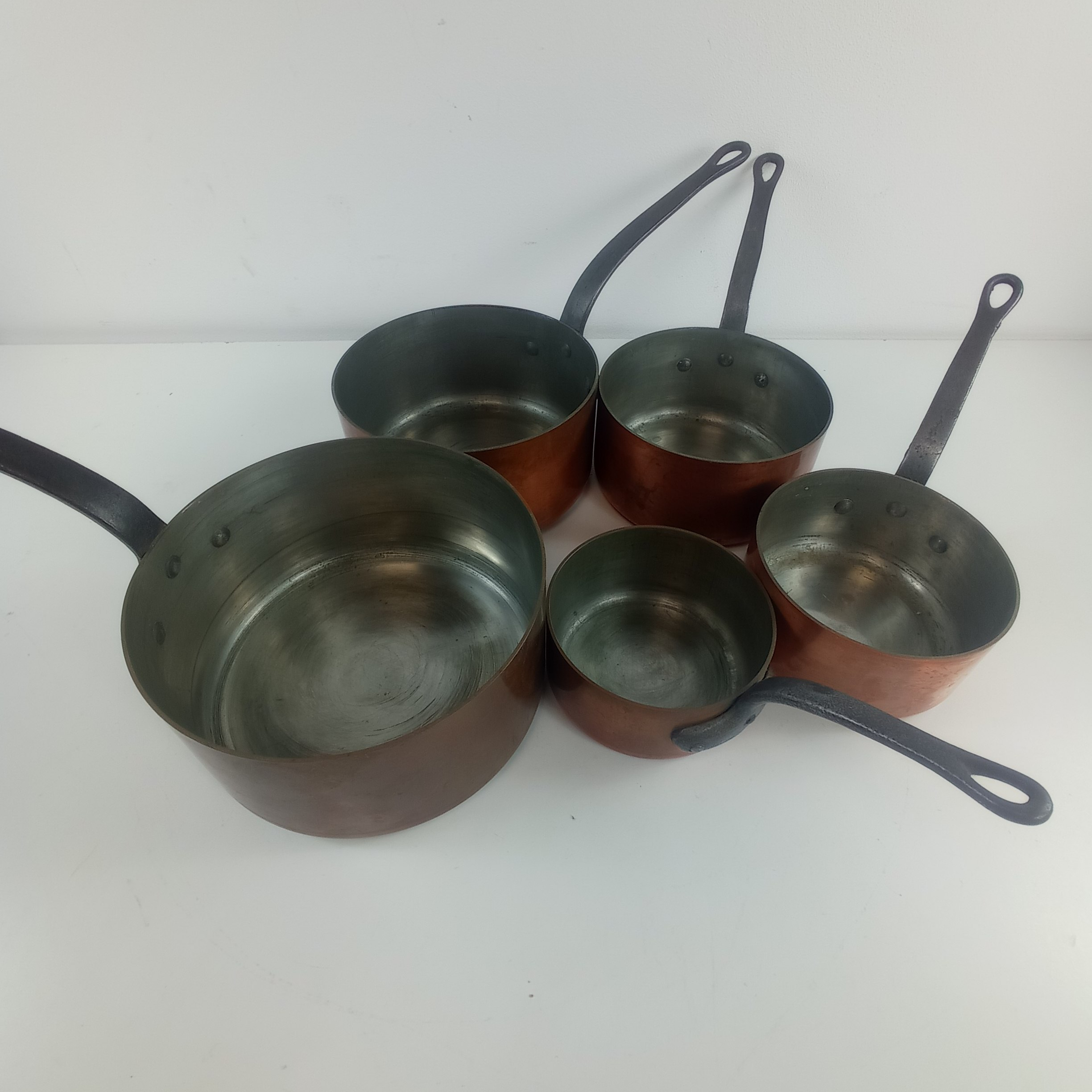 Voir photo 2 de Batterie de 5 casseroles anciennes en cuivre Batterie de 5 casseroles anciennes en cuivre - Vue 2 -