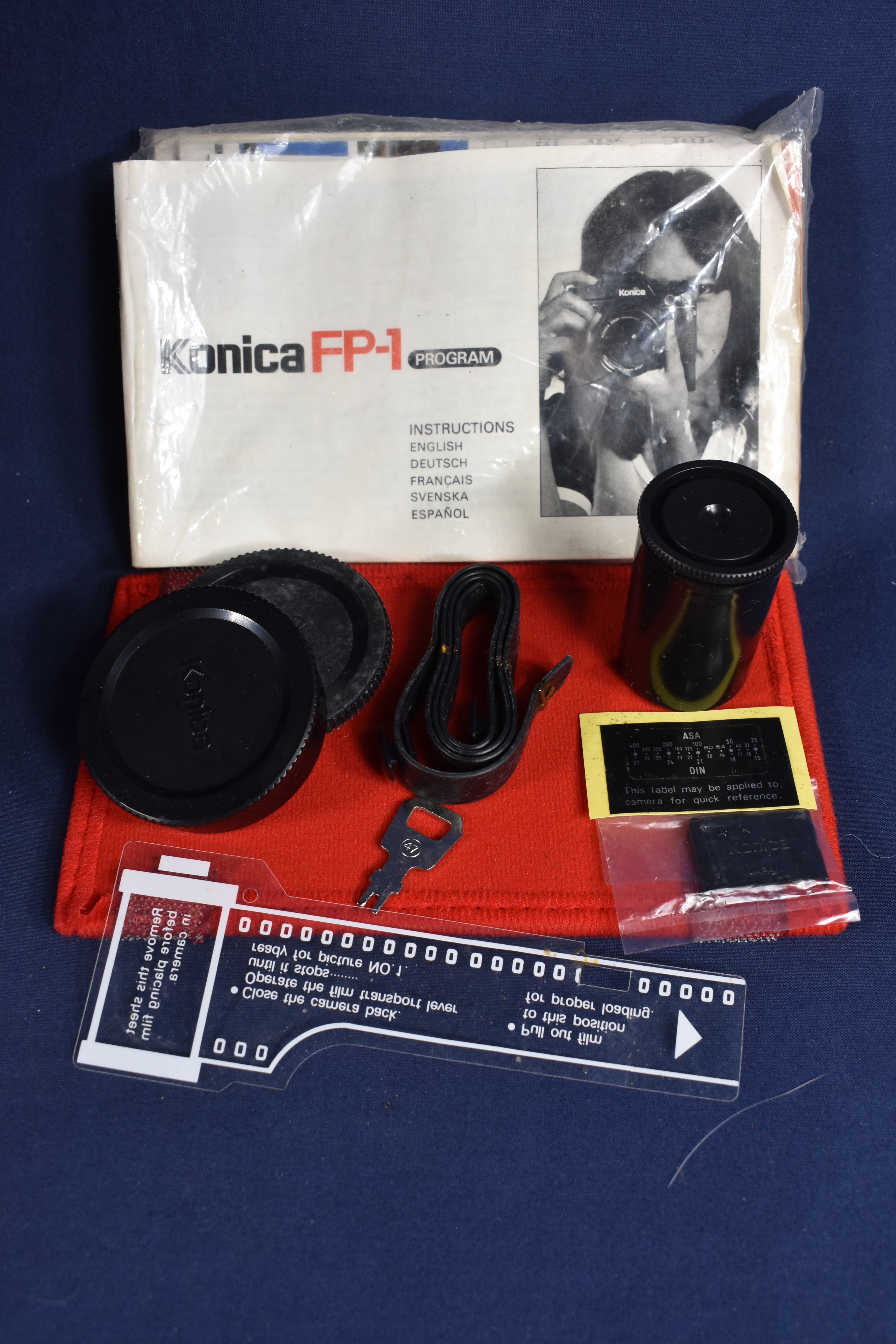Appareil photos argentiques KONICA FP-1, dans son étui d'origine, muni de sa clé + objectif KONICA 135/F3.5 complet de ses notices + flash SUNPAK auto 20 SR. Bon état - Vue 14 - 