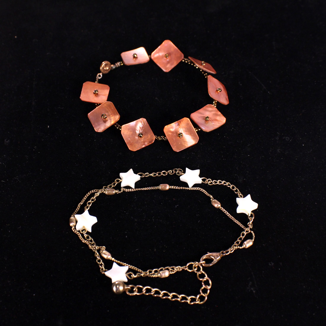 Acheter Bracelets aux étoiles et carrés nacre Bon état - 15,00 € Bracelets aux étoiles et carrés nacre Bon état - reconditionné disponible sur Label Emmaüs