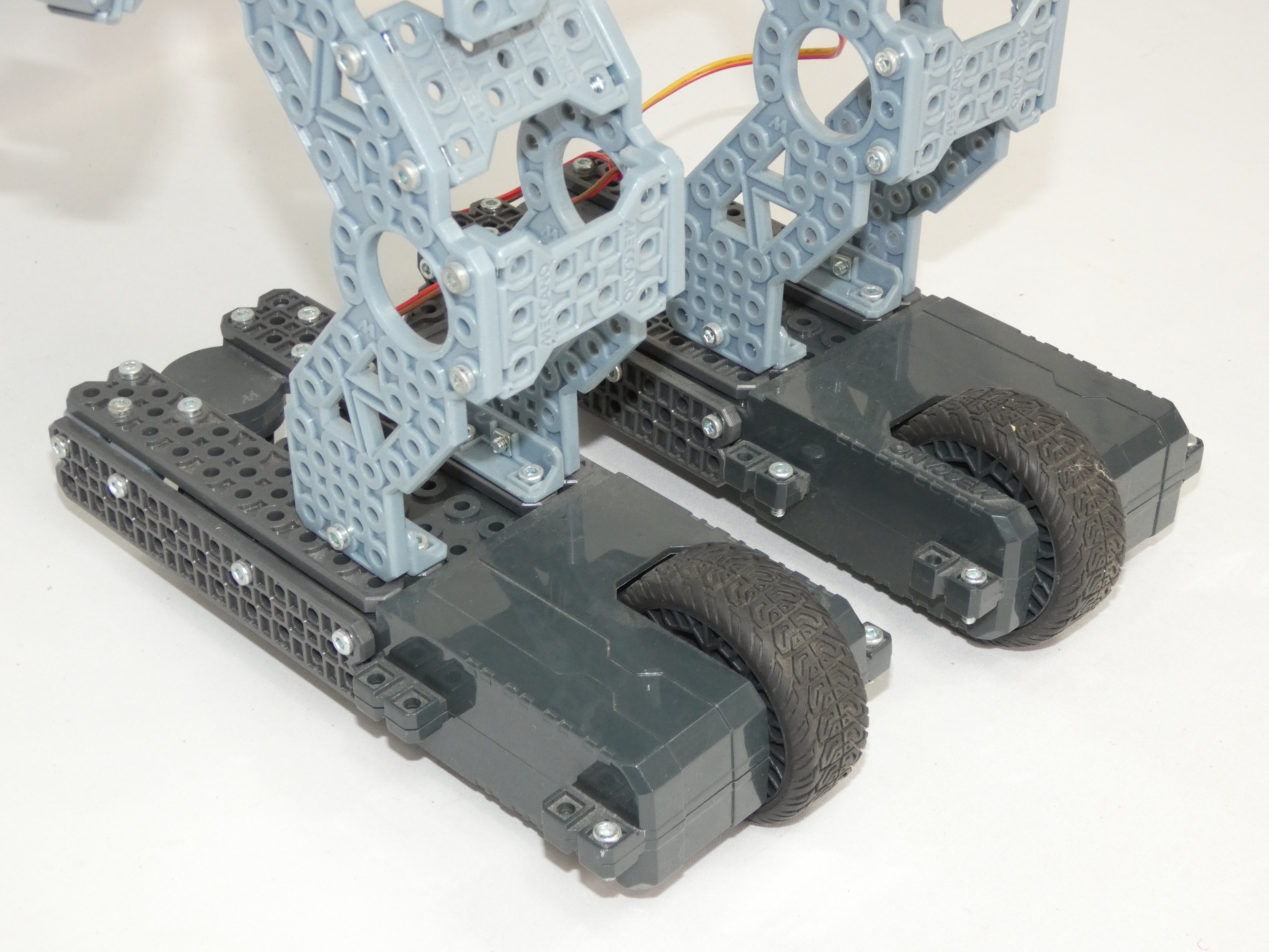 Voir photo 8 de Robot interactif Meccanoid G15 de chez MECCANO TECH Robot interactif Meccanoid G15 de chez MECCANO TECH Bon état - Vue 8 -
