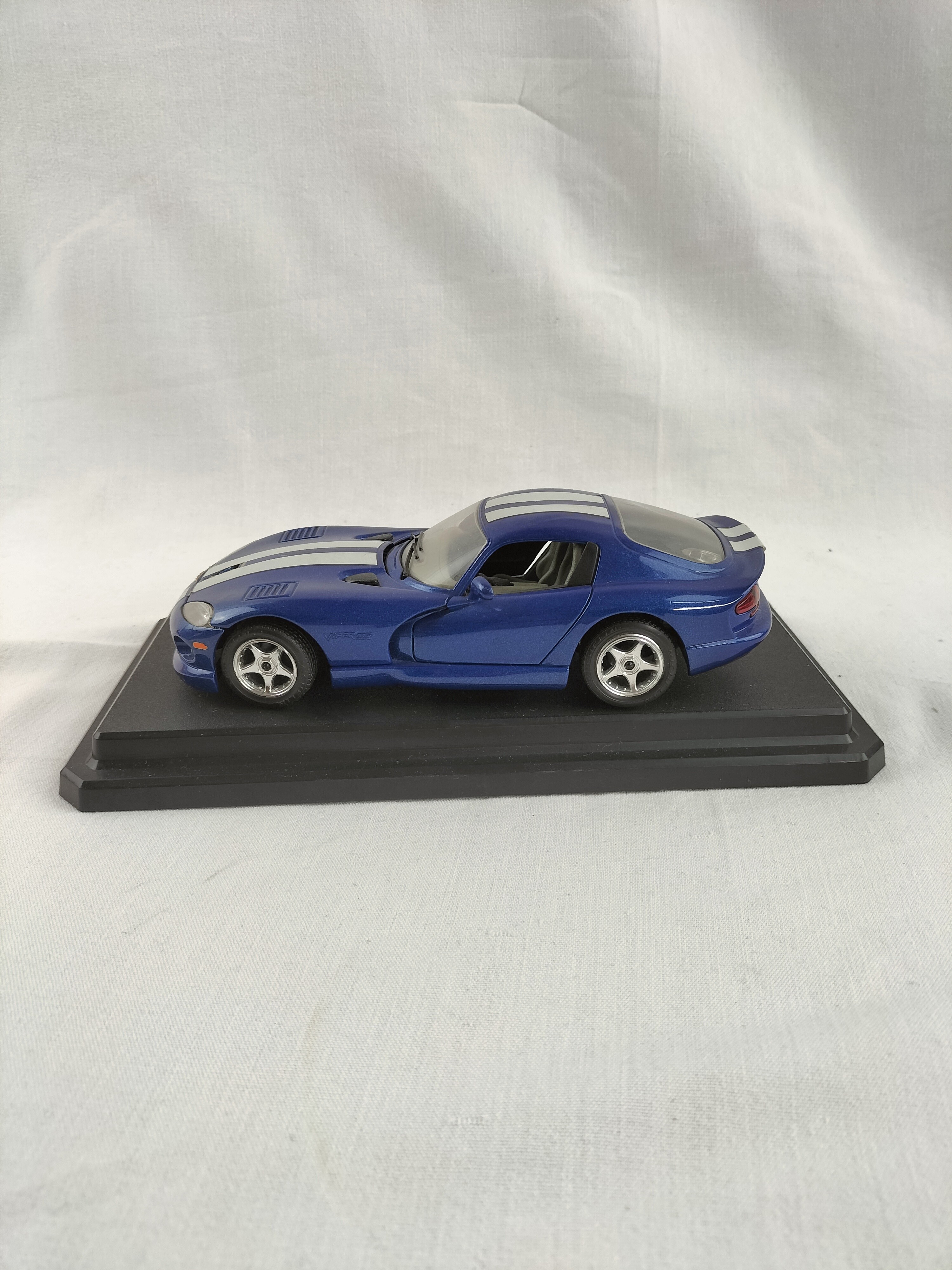 Voir photo 46 de Lot de 8 voitures miniatures de collection – Ferrari, Porsche, Mustang, Cadillac, Corvette Lot de 8 voitures miniatures de collection – Ferrari, Porsche, Mustang, Cadillac, Corvette Bon état - Vue 46 -