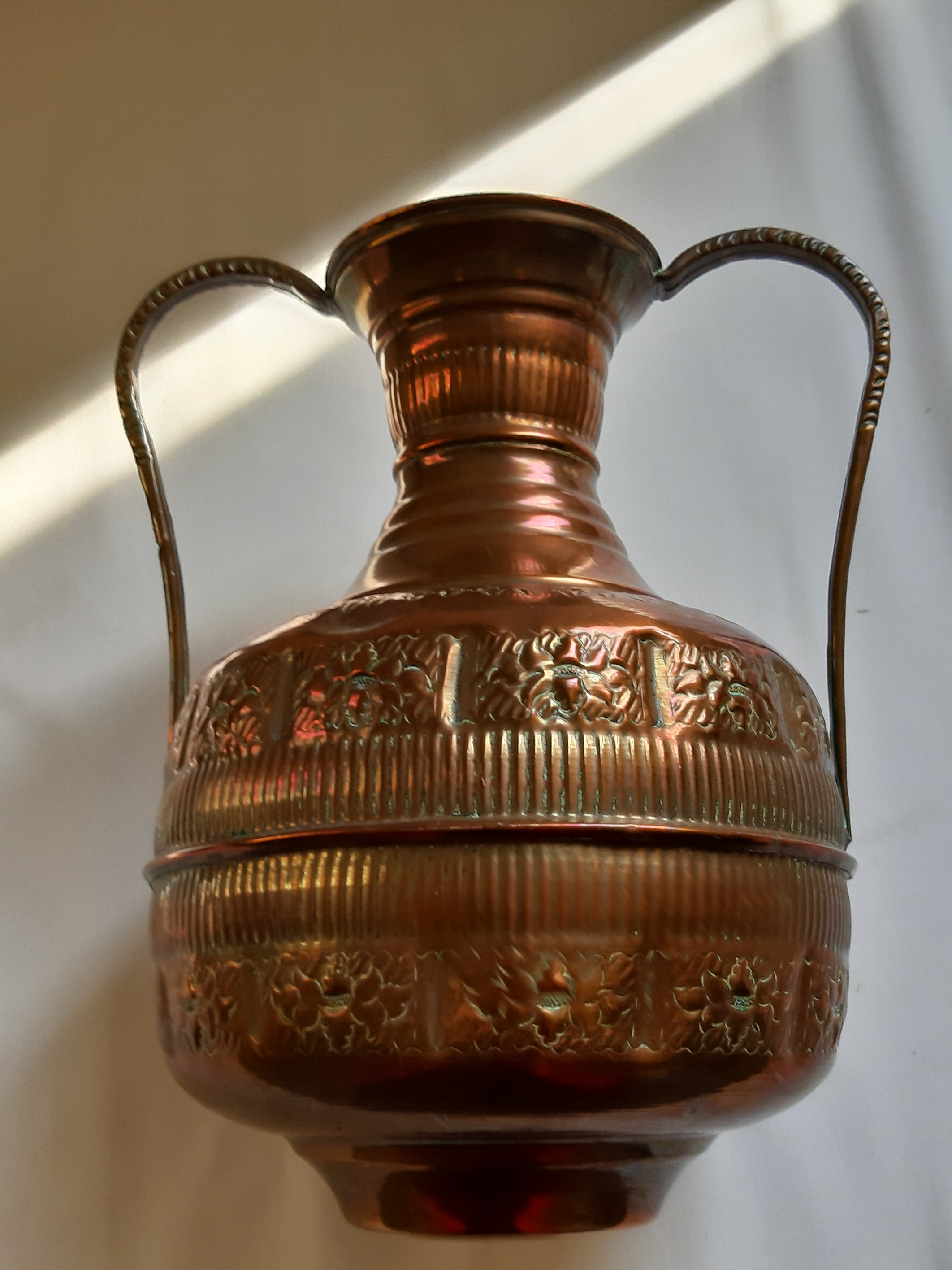 Vase amphore en cuivre gravé, décor floral, vintage  - Photo 2