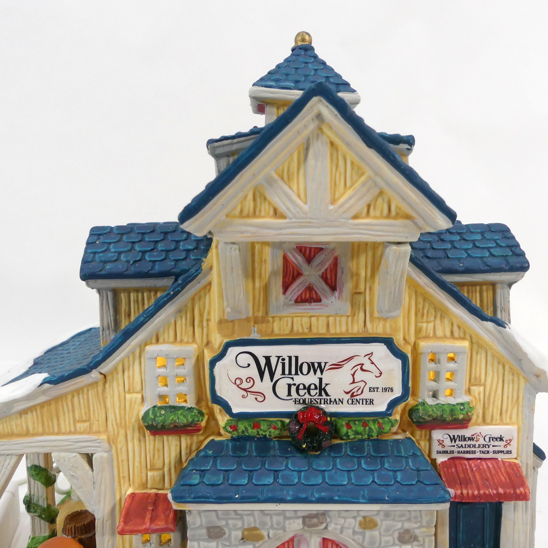 Voir photo 4 de Maison miniature Lemax -Willow Creek centre équestre Le risseau des Saules Maison miniature Lemax -Willow Creek centre équestre Le risseau des Saules Bon état - Vue 4 -