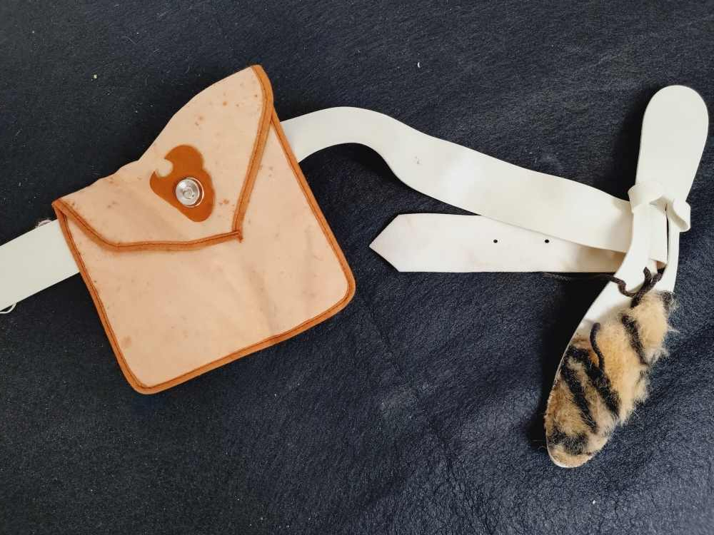 Voir photo 18 de Déguisement Trappeur (5/7 ans), Anselme, bal Masqué, complet, vintage, made in France. Déguisement Trappeur (5/7 ans), Anselme, bal Masqué, complet, vintage, made in France. - Vue 18 -