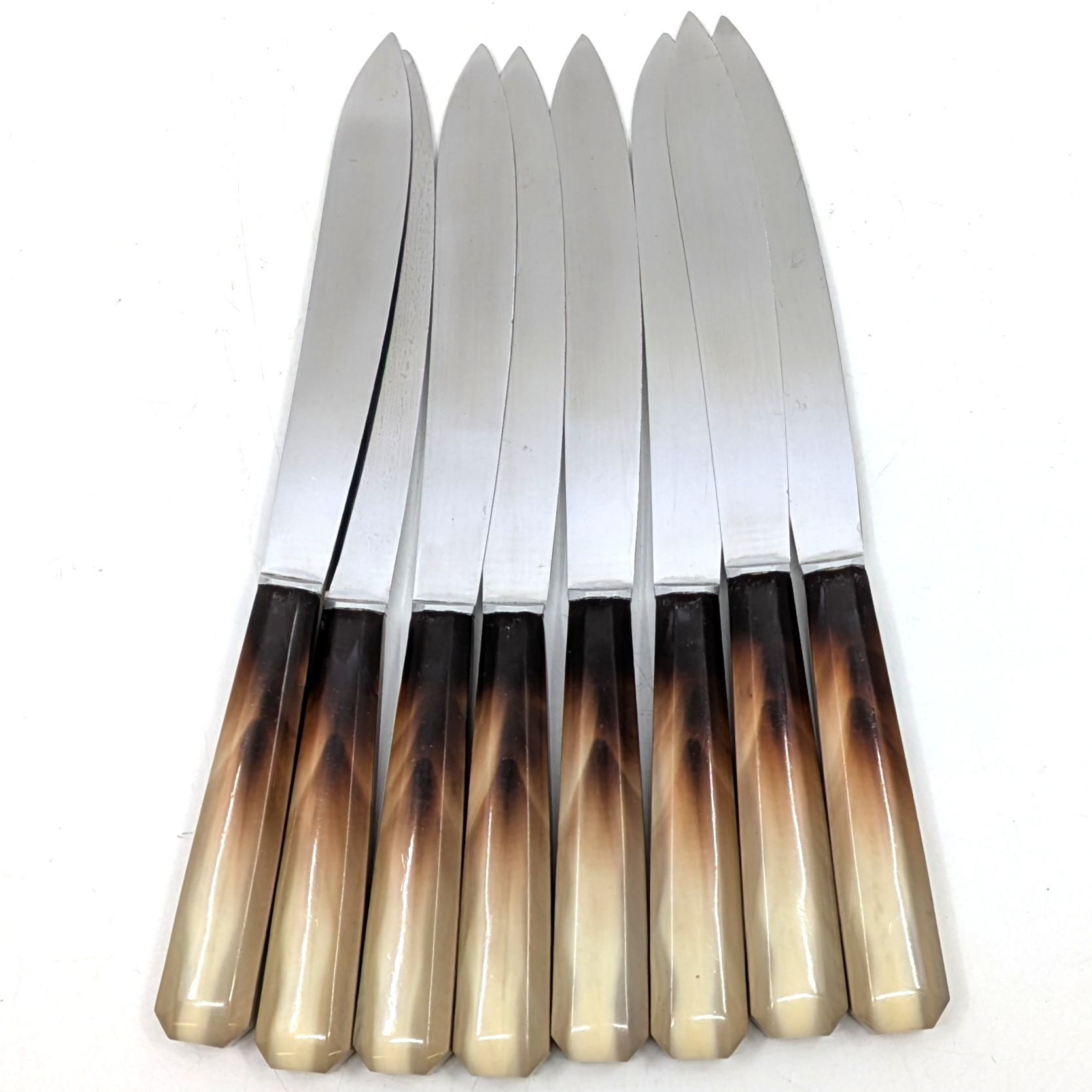 Voir photo 2 de Lot de 8 couteaux de table en inox avec manches imitation corne 23.5 cm de longueur Lot de 8 couteaux de table en inox avec manches imitation corne 23.5 cm de longueur Bon état - Vue 2 -