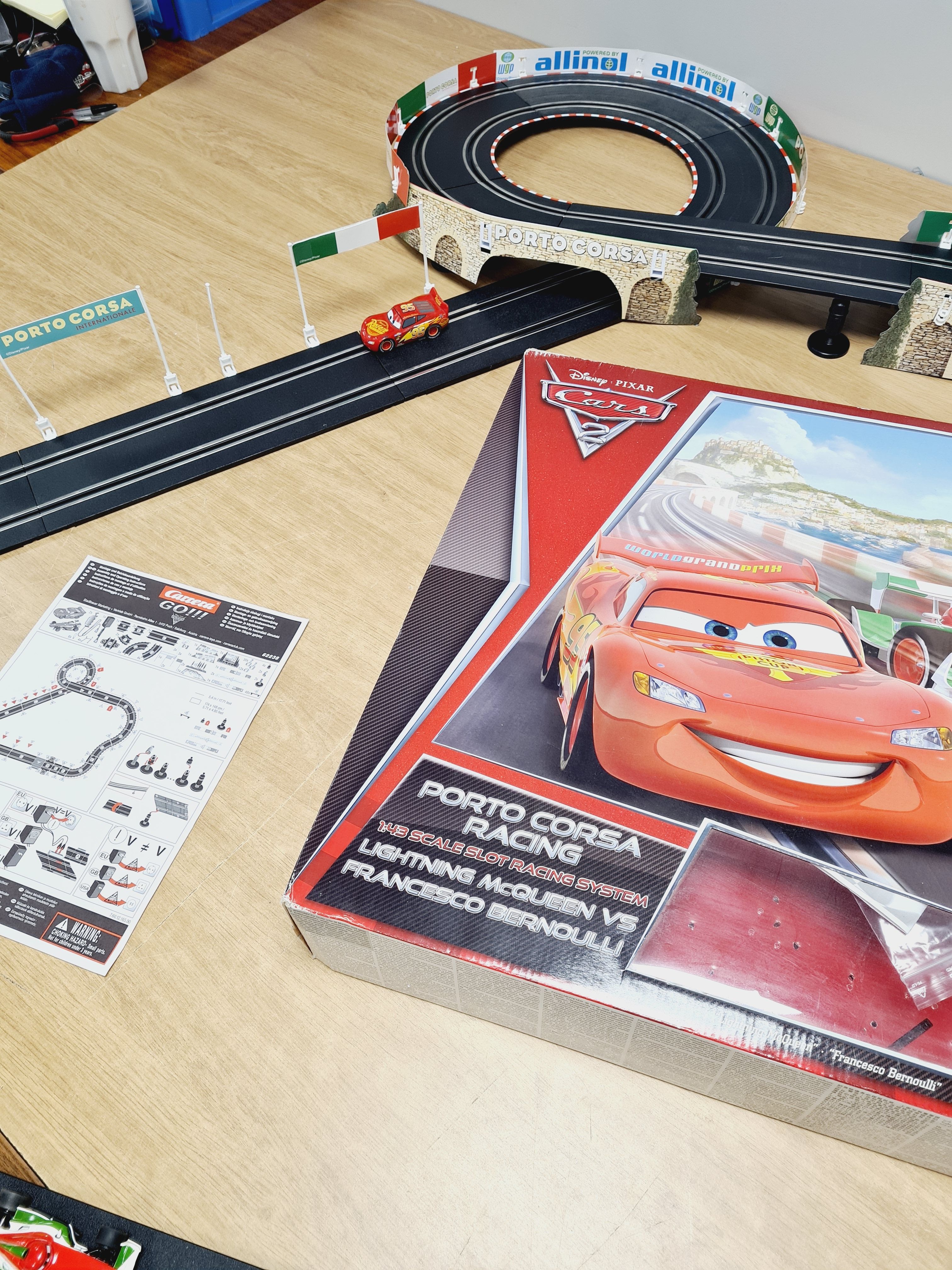 Circuit Carrera Go Cars réf 62238 - Disney Pixar - Porto Corsa Racing - 1/43- 6 ans + Bon état - Vue 6 - 