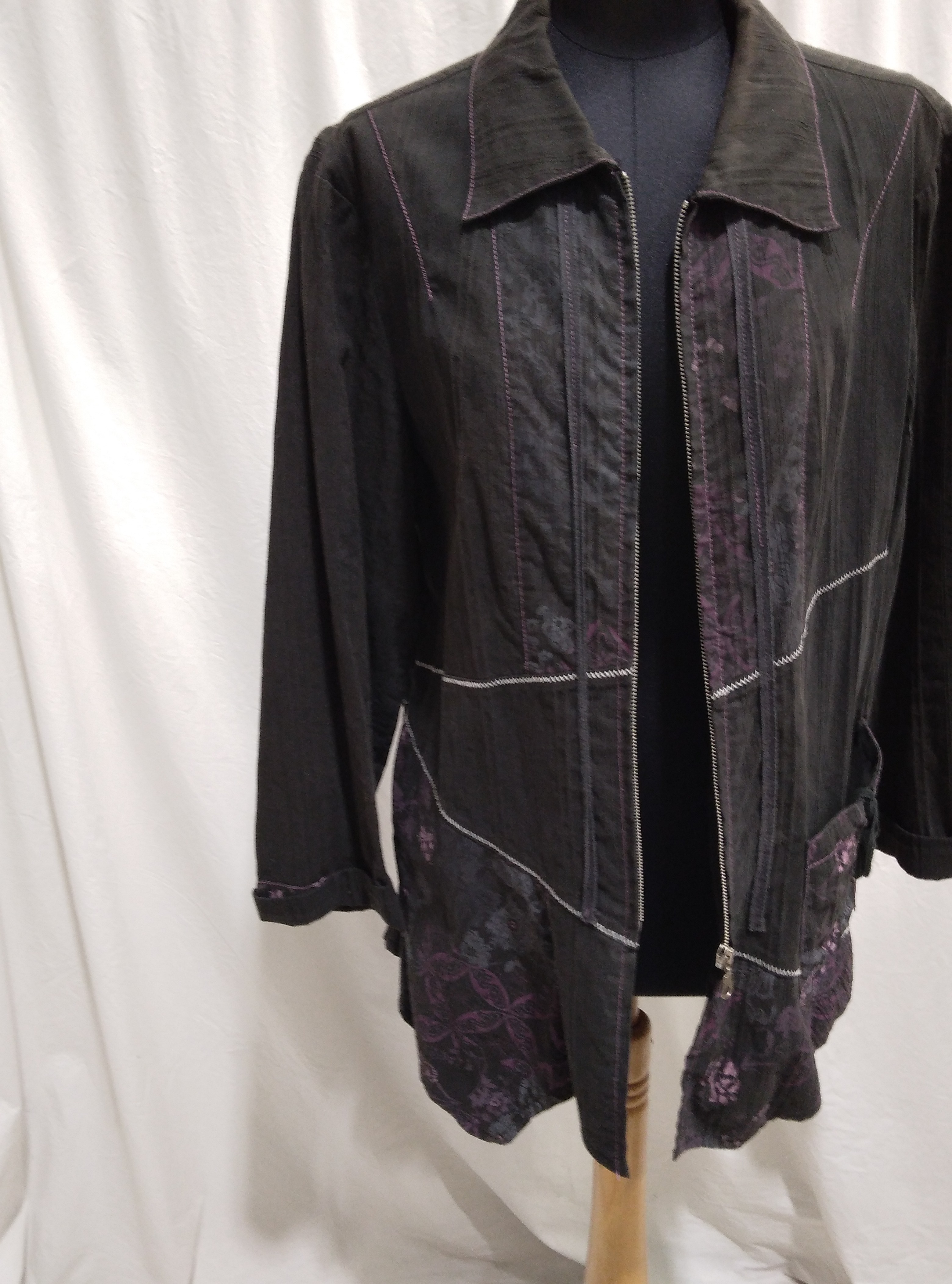 Veste noire imprimée fleuri gris et parmes, Alexo - 46 - Photo 4