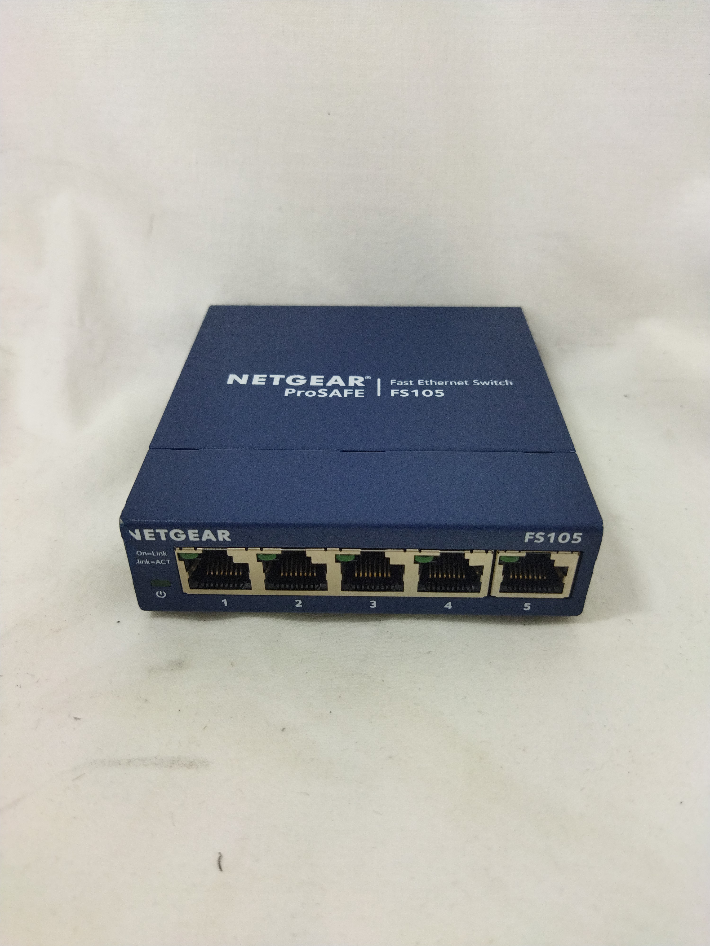 Switch Fast Ethernet Netgear FS105 v3 5 Ports 10/100 Mbps Plug-N-Play sans chargeur - Photo 1