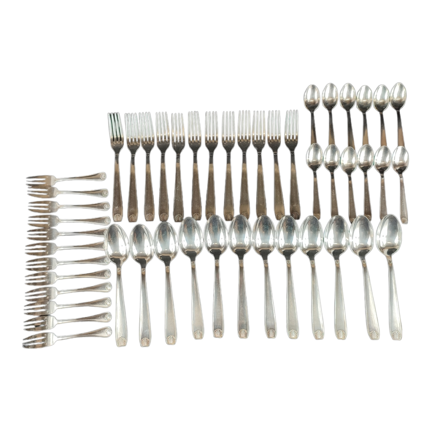 Ménagère plaqué argent 48 pièces - poinçon orfèvre PEMAJ - décor coquilles - Bon état sur Label Emmaüs