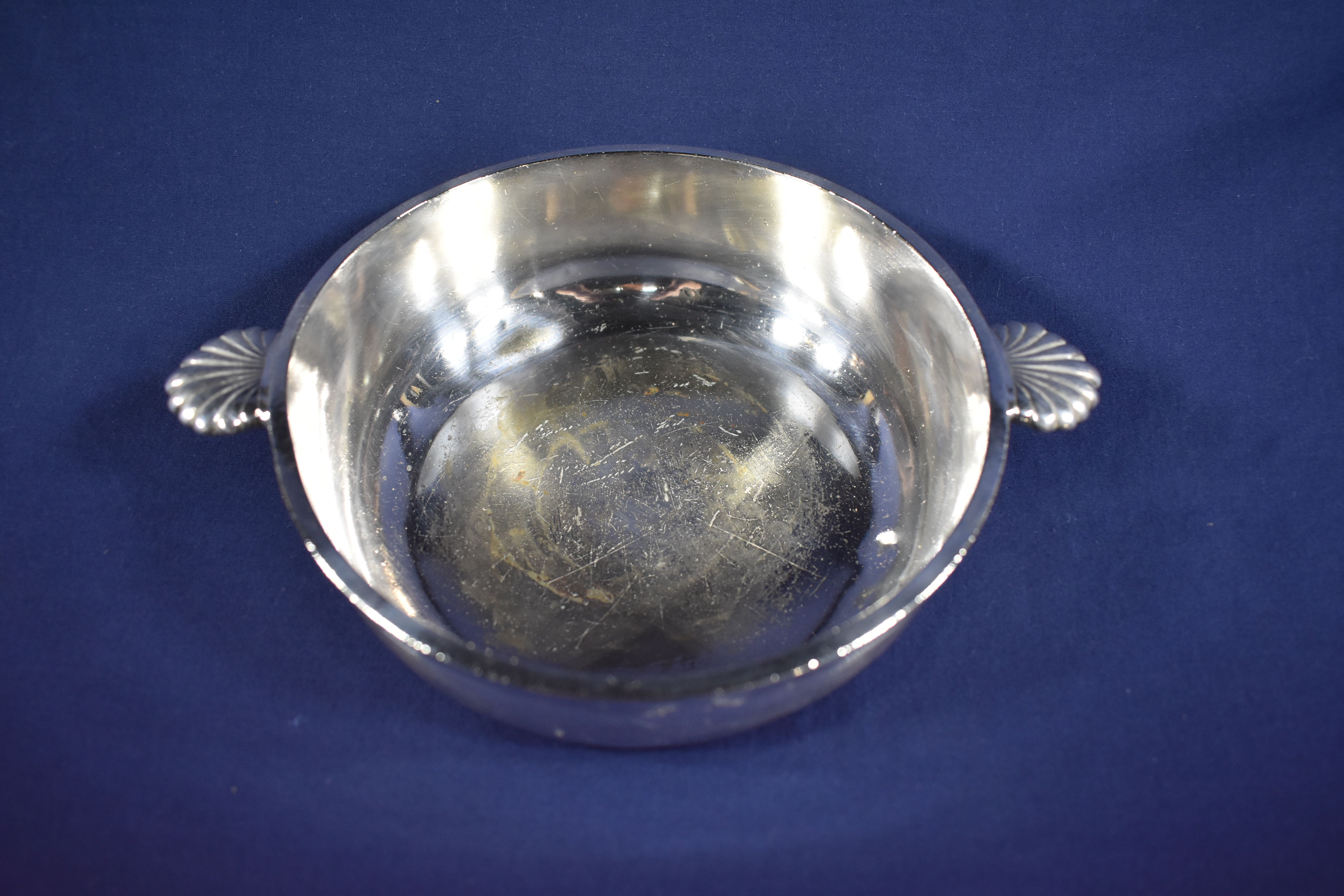 Voir photo 2 de coupe en métal argenté (usée) pouvant être utilisée comme vide-poche coupe en métal argenté (usée) pouvant être utilisée comme vide-poche État correct - Vue 2 -