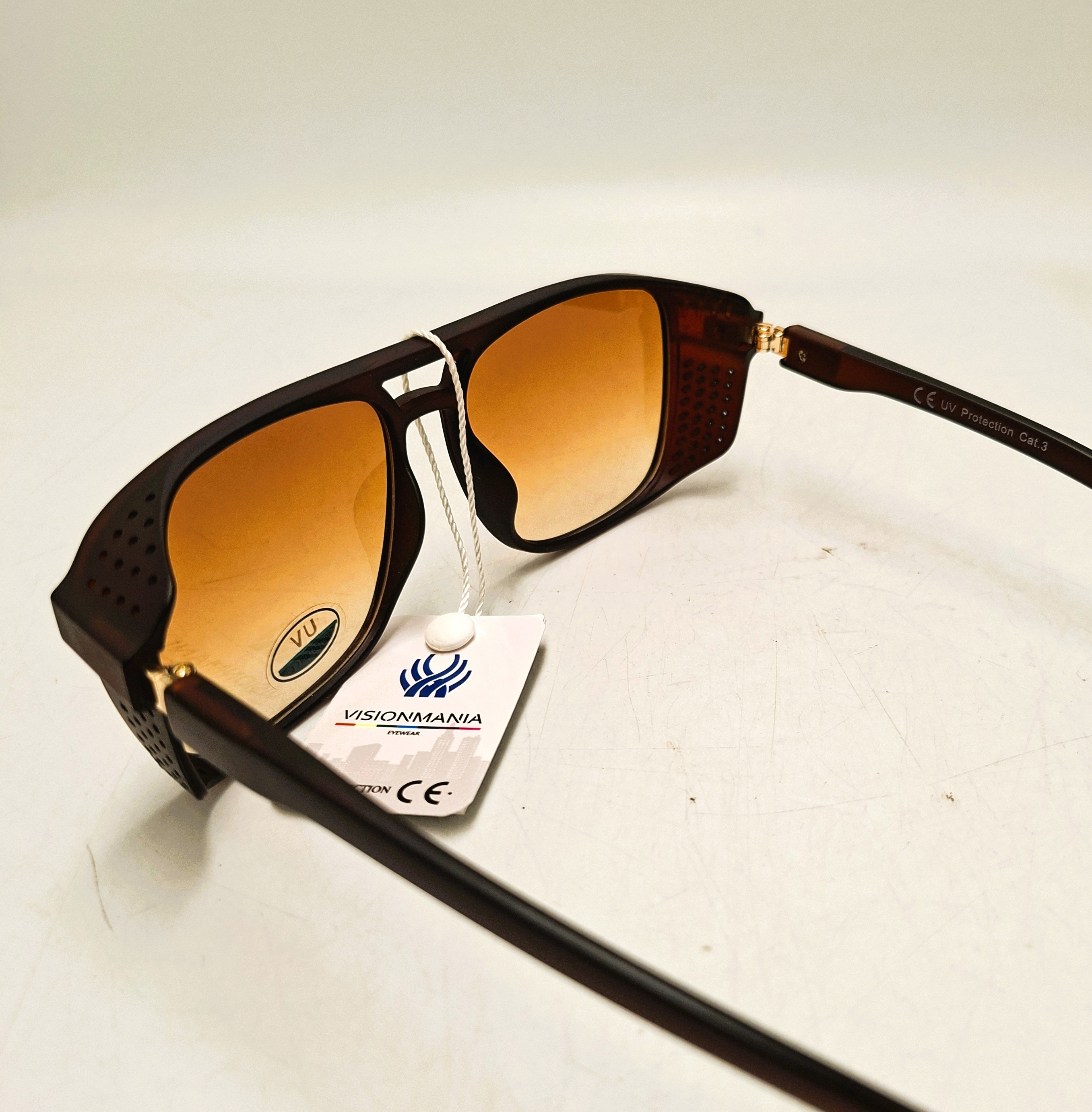 Voir photo 3 de Lunettes de soleil pour dame ou homme. Marque Visionmania. Neuves Lunettes de soleil pour dame ou homme. Marque Visionmania. Neuves Comme neuf - Vue 3 -