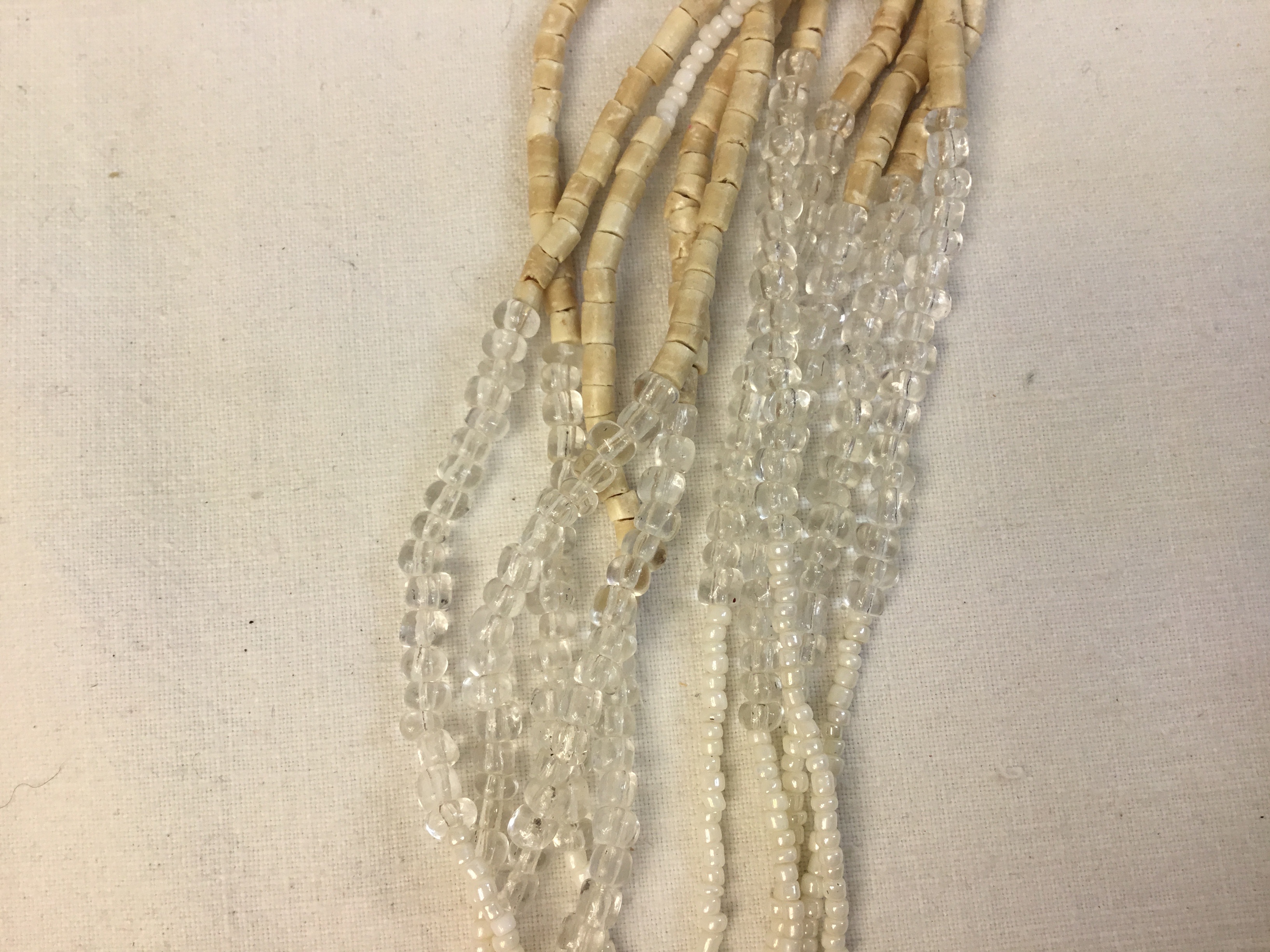 Collier long avec médaille nacrée et perles de rocailles beige  - Vue 5 - 