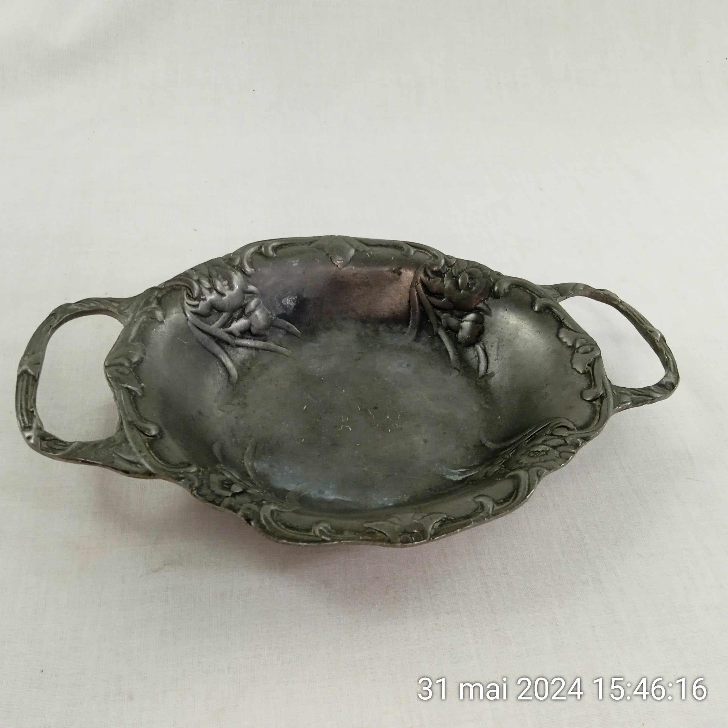 Plat de service en étain à 92% avec anses et motif fleurs Art nouveau - Bon état - Photo 3