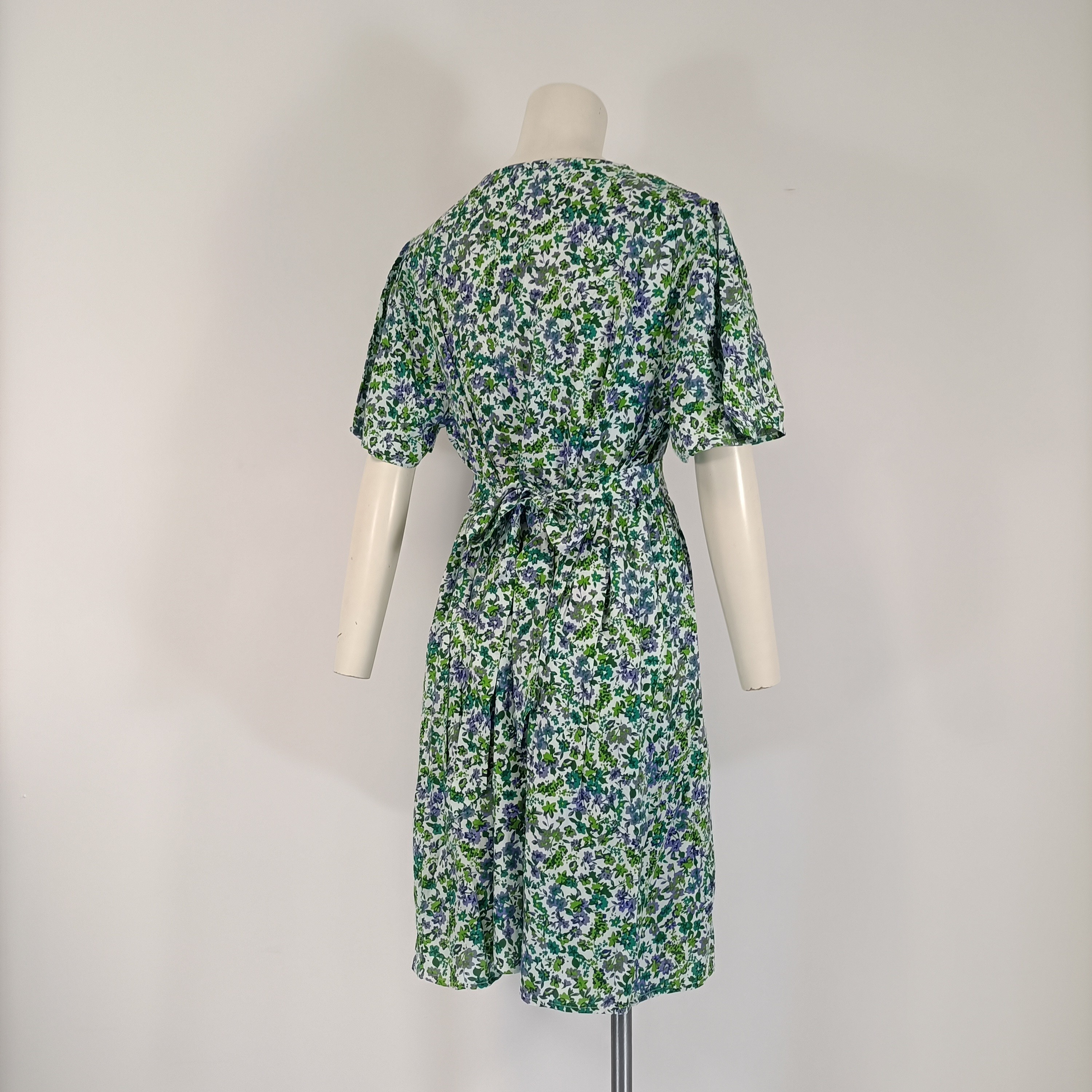 Robe fleurie verte bleu boutonnée manches courtes taille ajustée Comme neuf - Vue 19 - 
