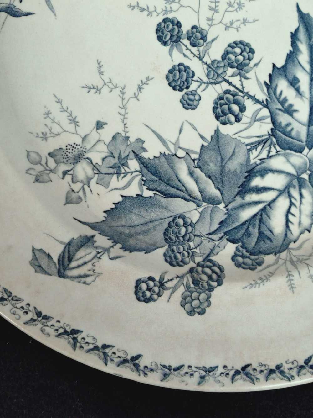 Voir photo 3 de Grande assiette plate ancienne Badonviller modèle mûre. Grande assiette plate ancienne Badonviller modèle mûre. Bon état - Vue 3 -