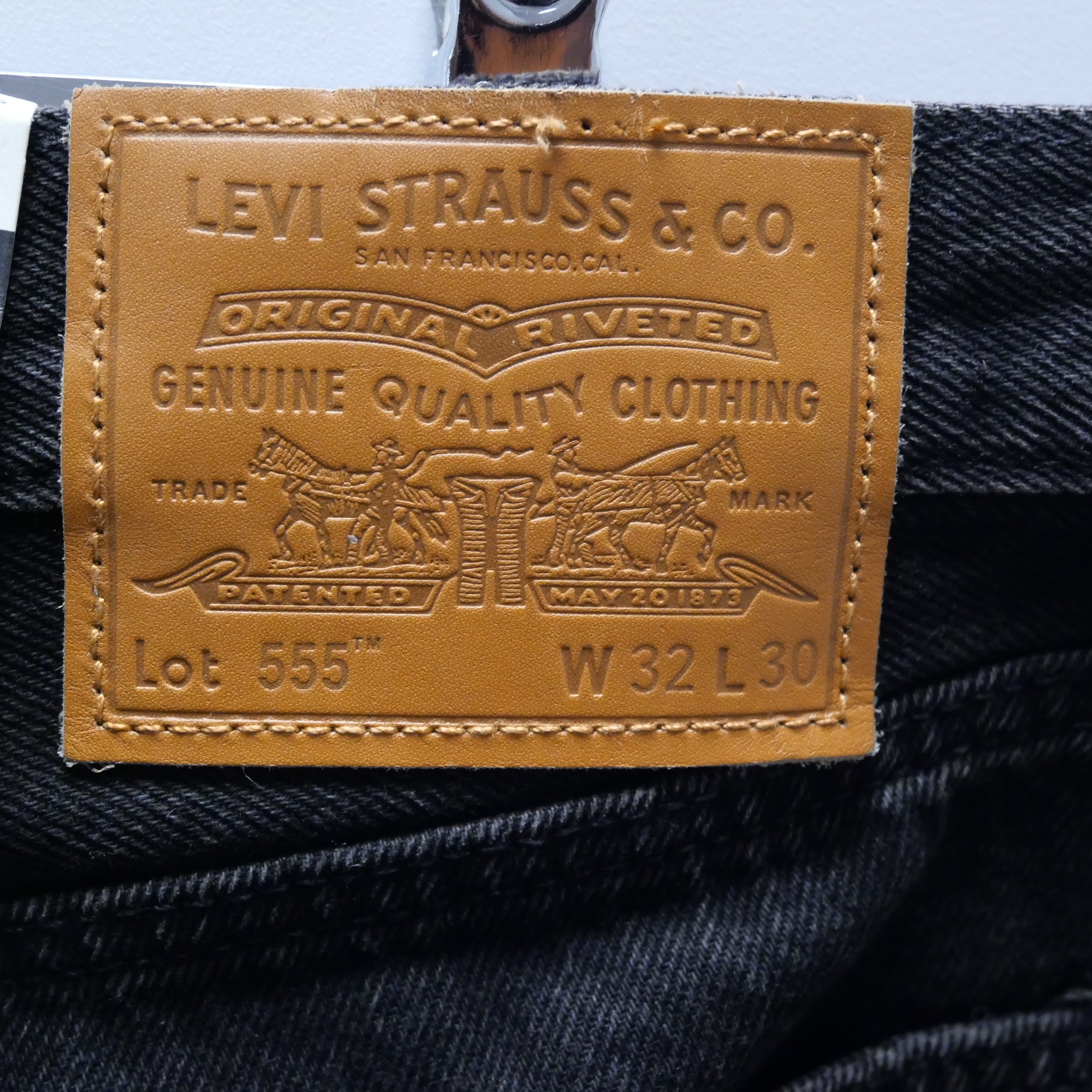 Voir photo 5 de Pantalon Jean homme 555™ Relaxed Straight, Noir"Welcome To The Rodeo" - -Taille 42 (W32/L30) Pantalon Jean homme 555™ Relaxed Straight, Noir"Welcome To The Rodeo" - -Taille 42 (W32/L30) Très bon état - Vue 5 -