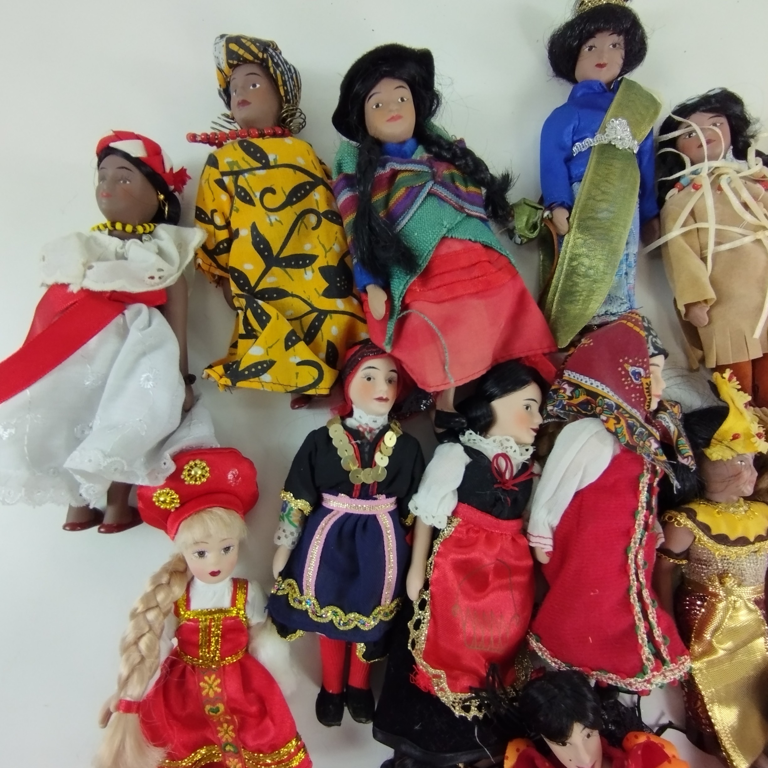 Poupées en porcelaine, ensemble de 18 poupées traditionnelles de plusieurs continents Très bon état - Vue 8 - 