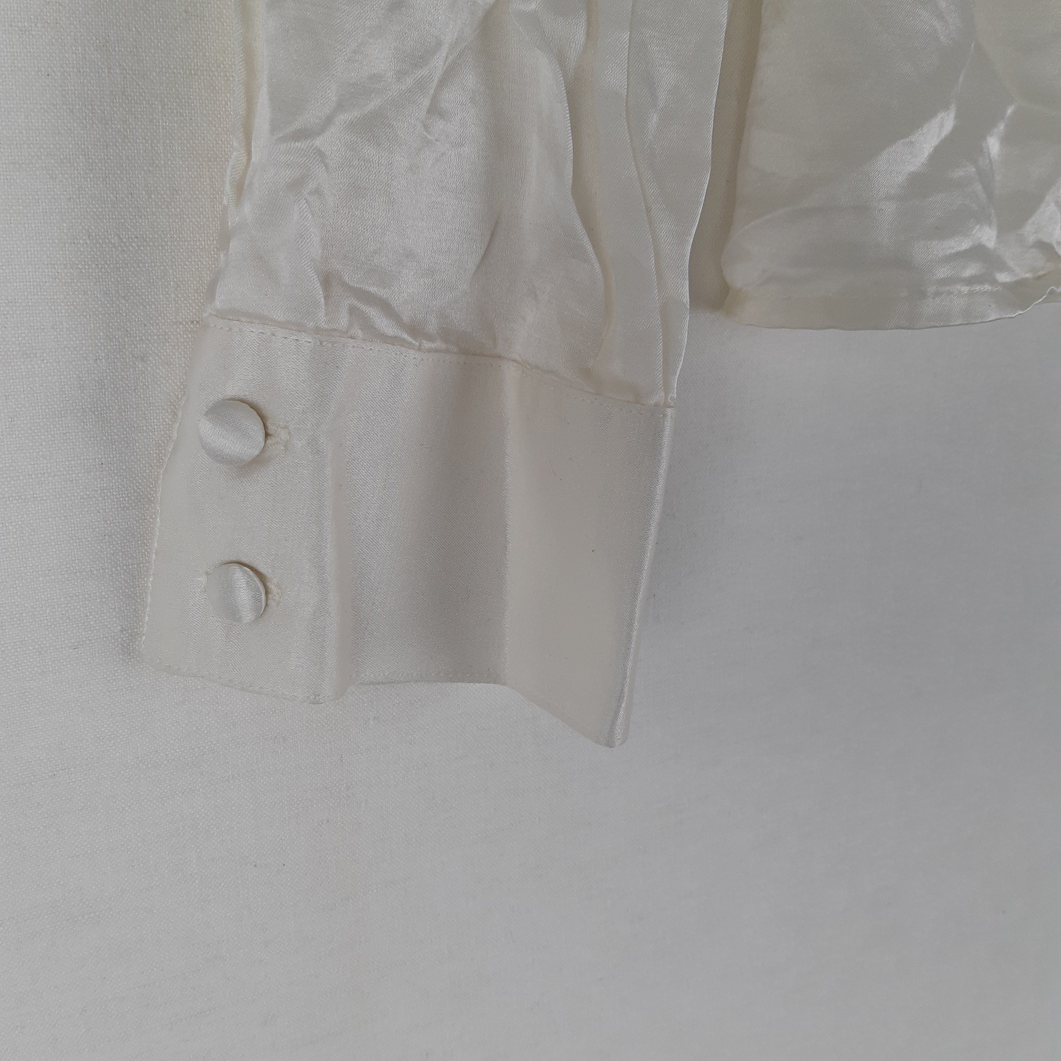 Voir photo 5 de Caroll - Blouse ivoire satinée soie avec dentelle - Taille 46 mesures Carrure= 43 cm Poitrine= 47 cm Longueur= 61 cm Caroll - Blouse ivoire satinée soie avec dentelle - Taille 46 mesures Carrure= 43 cm Poitrine= 47 cm Longueur= 61 cm Très bon état - Vue 5 -