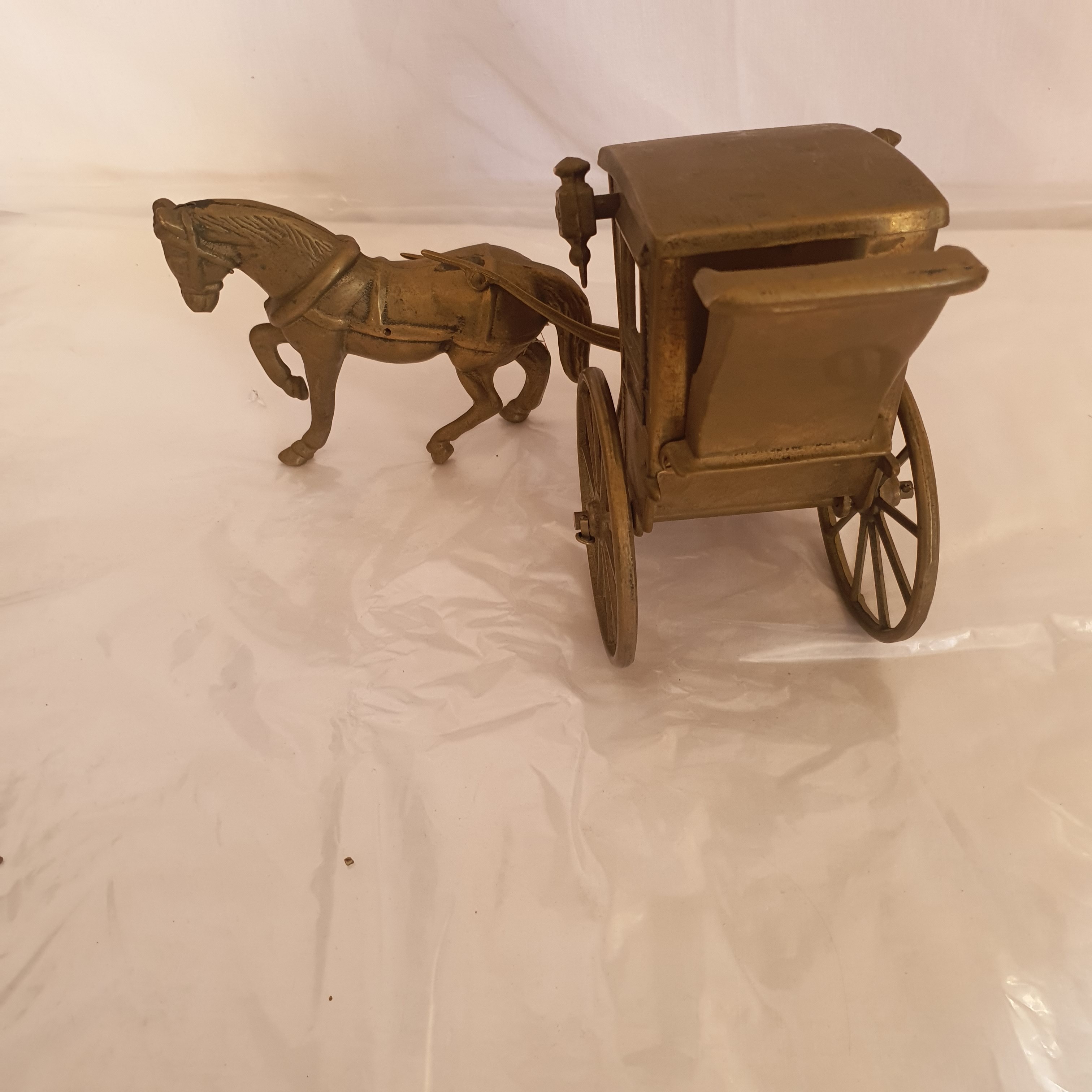 Calèche tirée par un cheval - Photo 3
