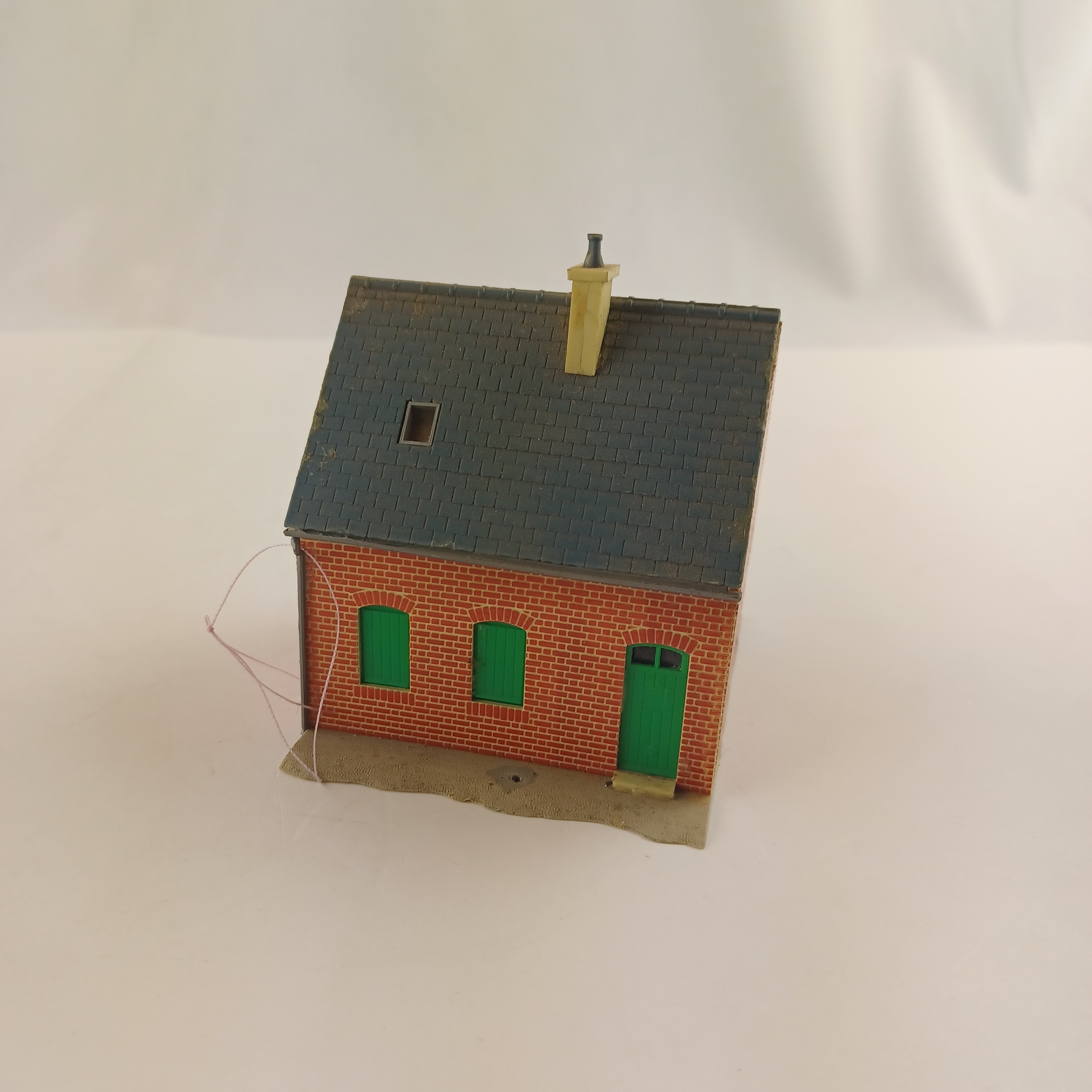 Maquette de modélisme en brique rouge de cerdon P.T.T. en plastique de 7x8x7 cm Très bon état - Vue 3 - 