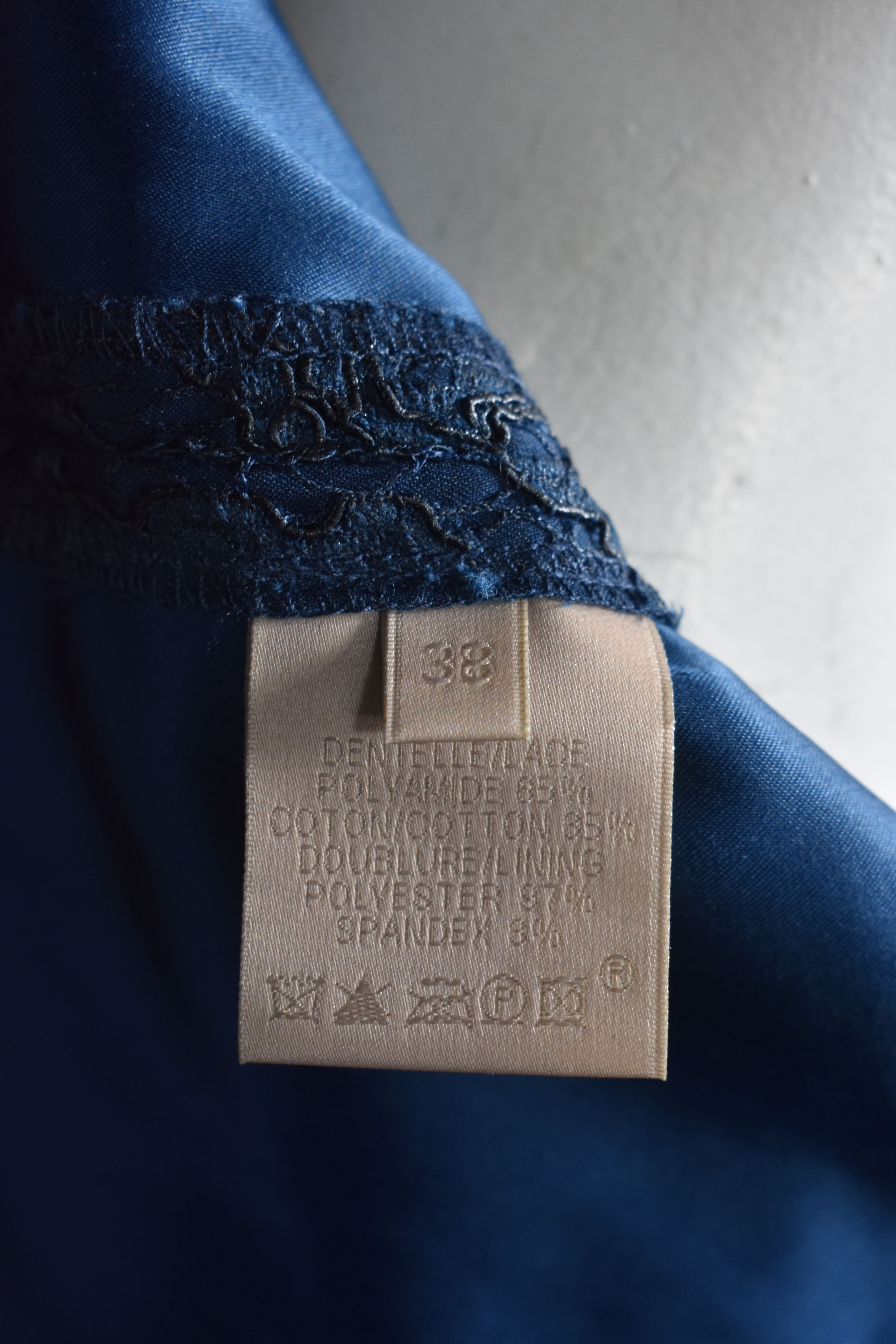 Voir photo 7 de Robe Georges RECH bleu marine en dentelle, doublure satin bleu, manches 3/4, taille 38. Robe Georges RECH bleu marine en dentelle, doublure satin bleu, manches 3/4, taille 38. Bon état - Vue 7 -
