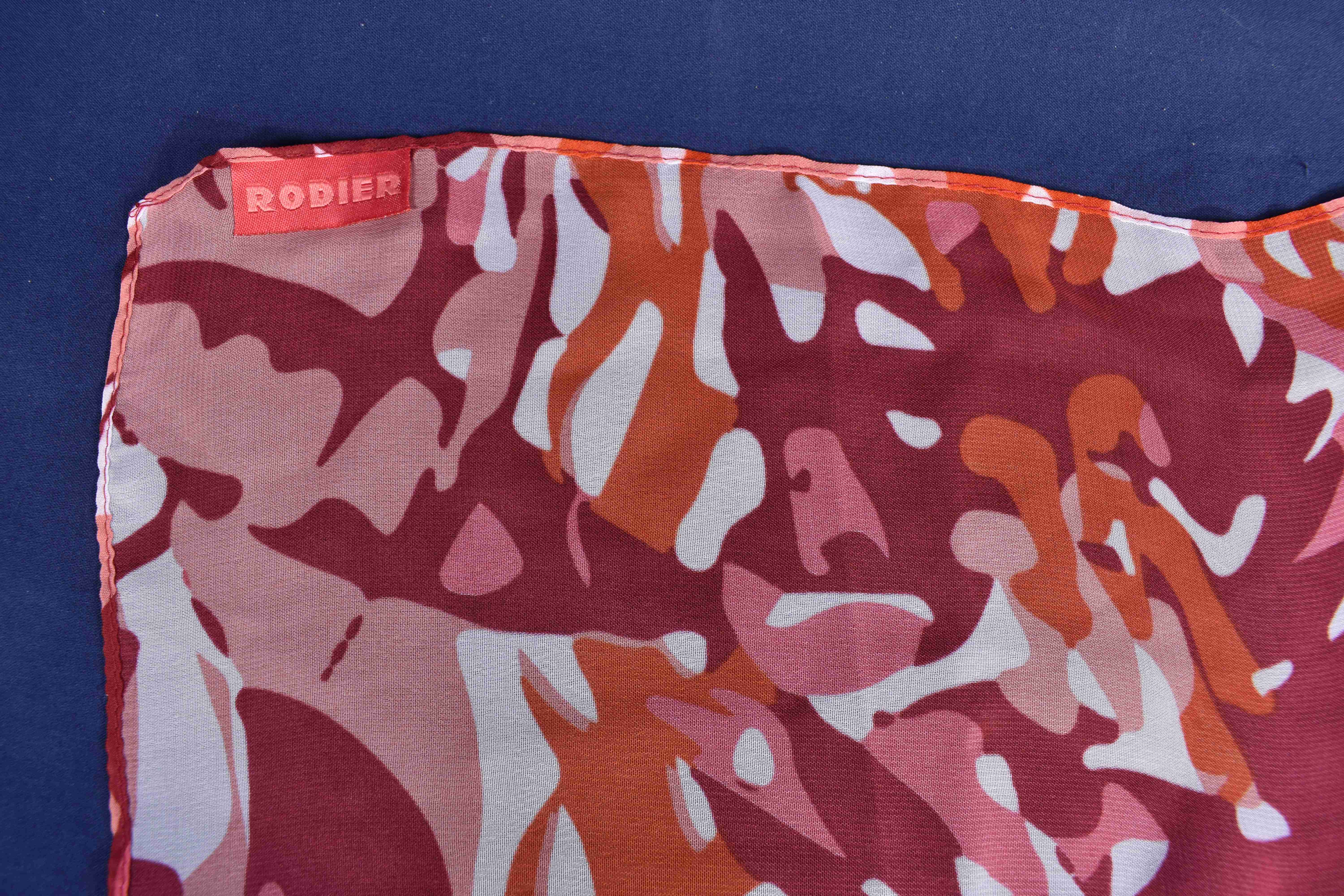 Echarpe en mousseline RODIER rouge à motifs (100 X 20 cm) et carré de soie vert roulotté main ( 84 X 88 cm.)  - Vue 6 - 