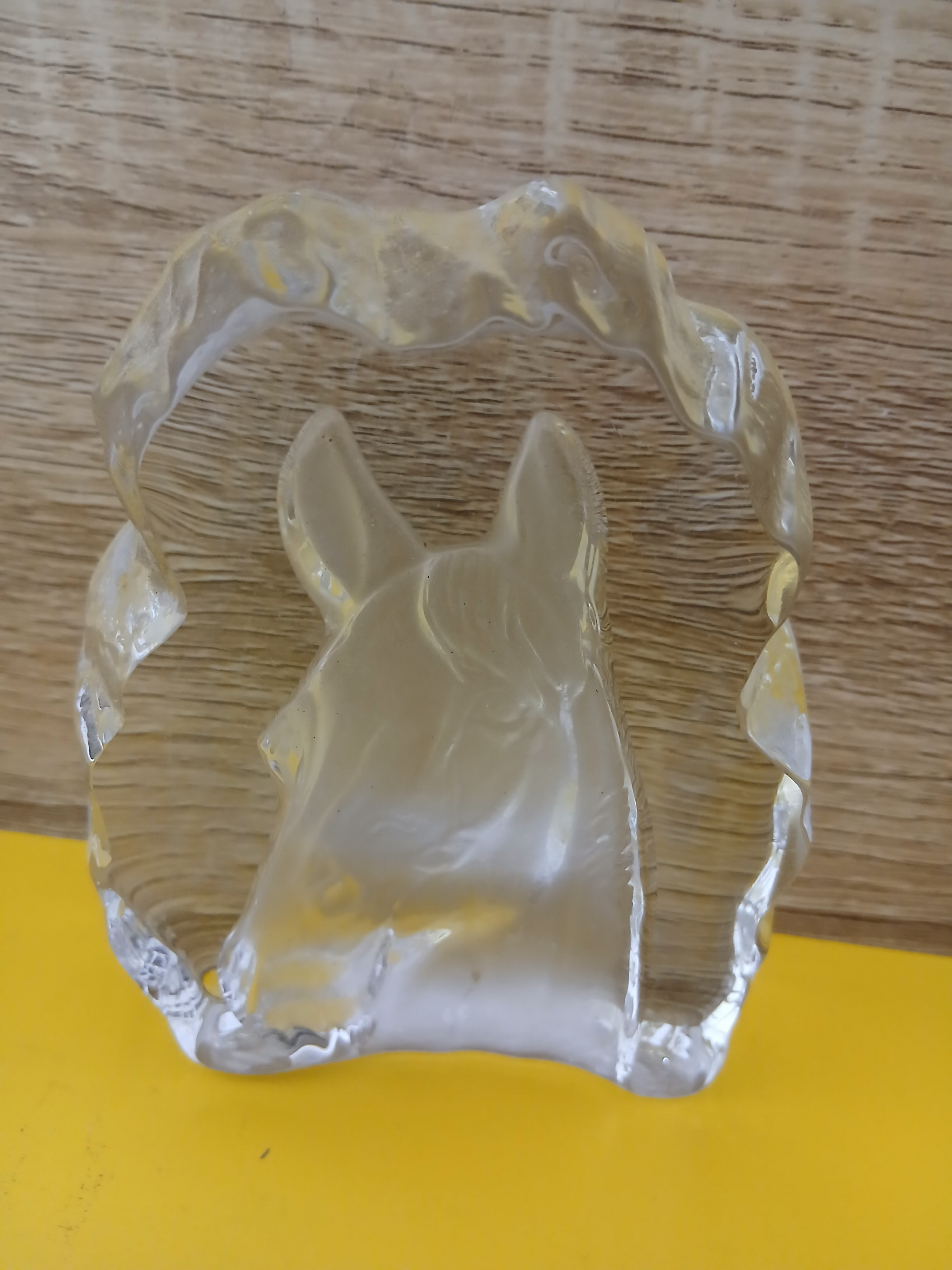 Presse papier en cristal avec une tête de cheval en parfait état. - Photo 1