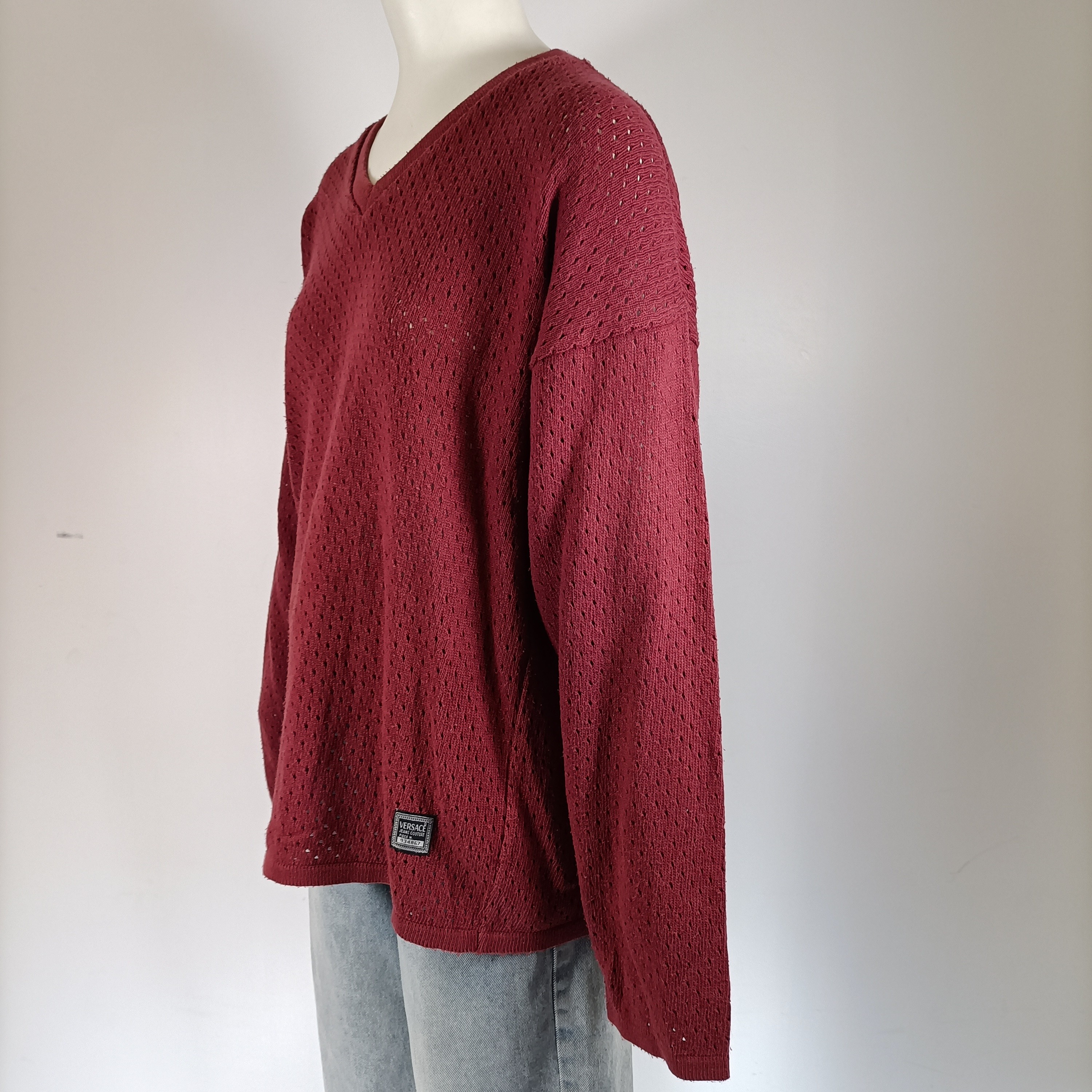 Pull ajouré bordeaux Versace Jeans Couture en coton, coupe ample et col V tendance Comme neuf - Vue 7 - 