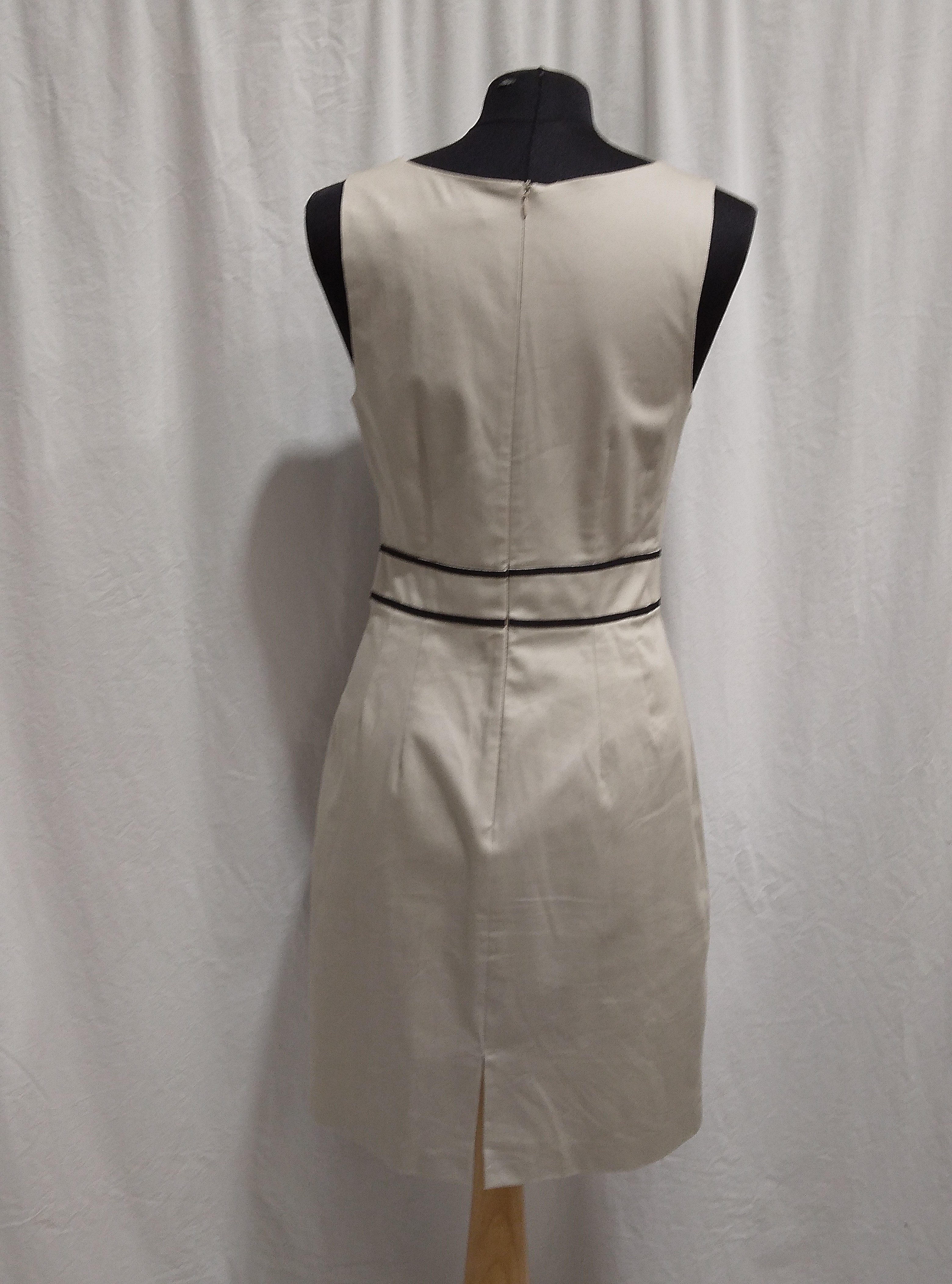 Voir photo 3 de Robe unie avec ceinture beige et bande noir intégré, Caroll - 36 Robe unie avec ceinture beige et bande noir intégré, Caroll - 36 Bon état - Vue 3 -